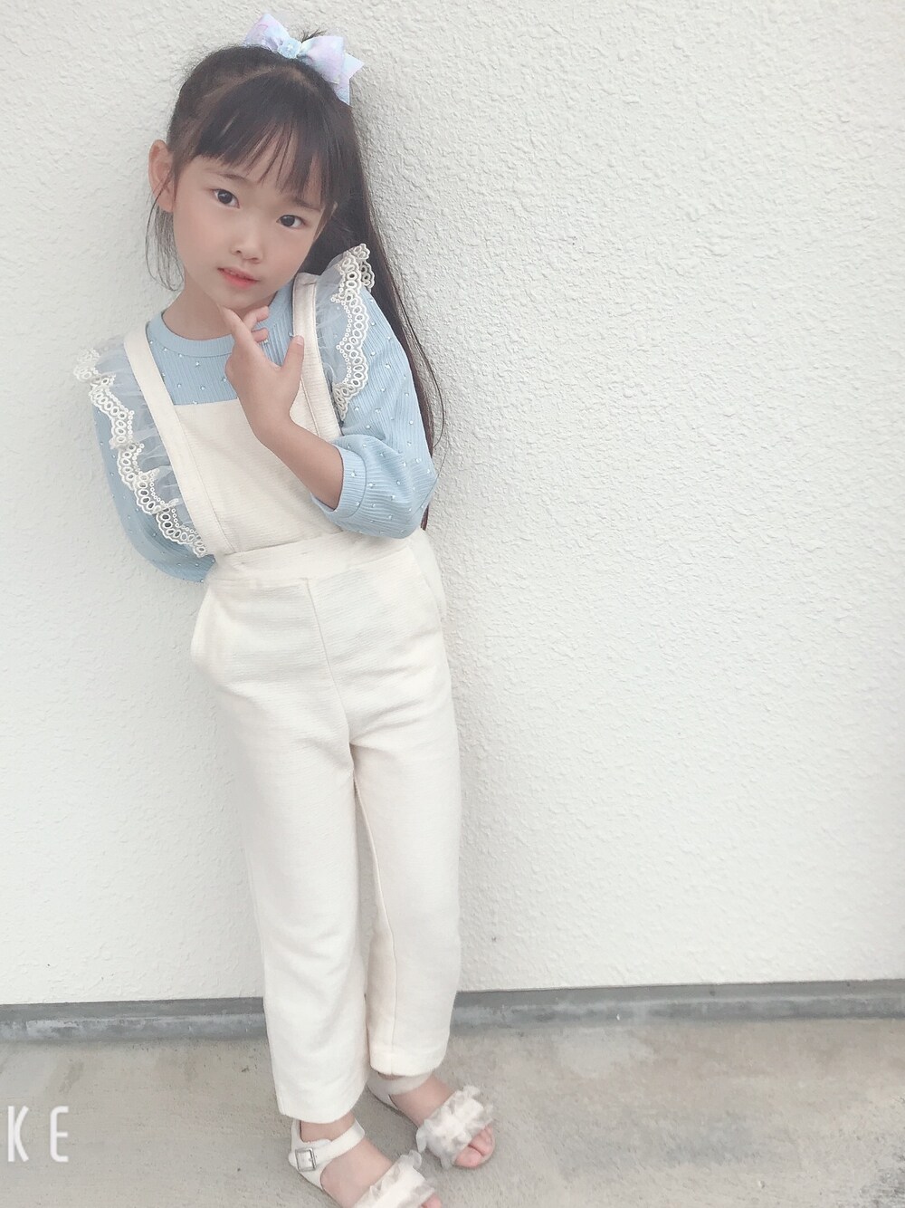 「キッズコーデ、サロペット、petit main、女の子、おしゃれさんと繋がりたい、キッズファッション」｜「petit mainのアイテム（トップス、ブルー系）」を使った、noaさん（キッズ・110cm）の夏コーディネートの1枚目の写真