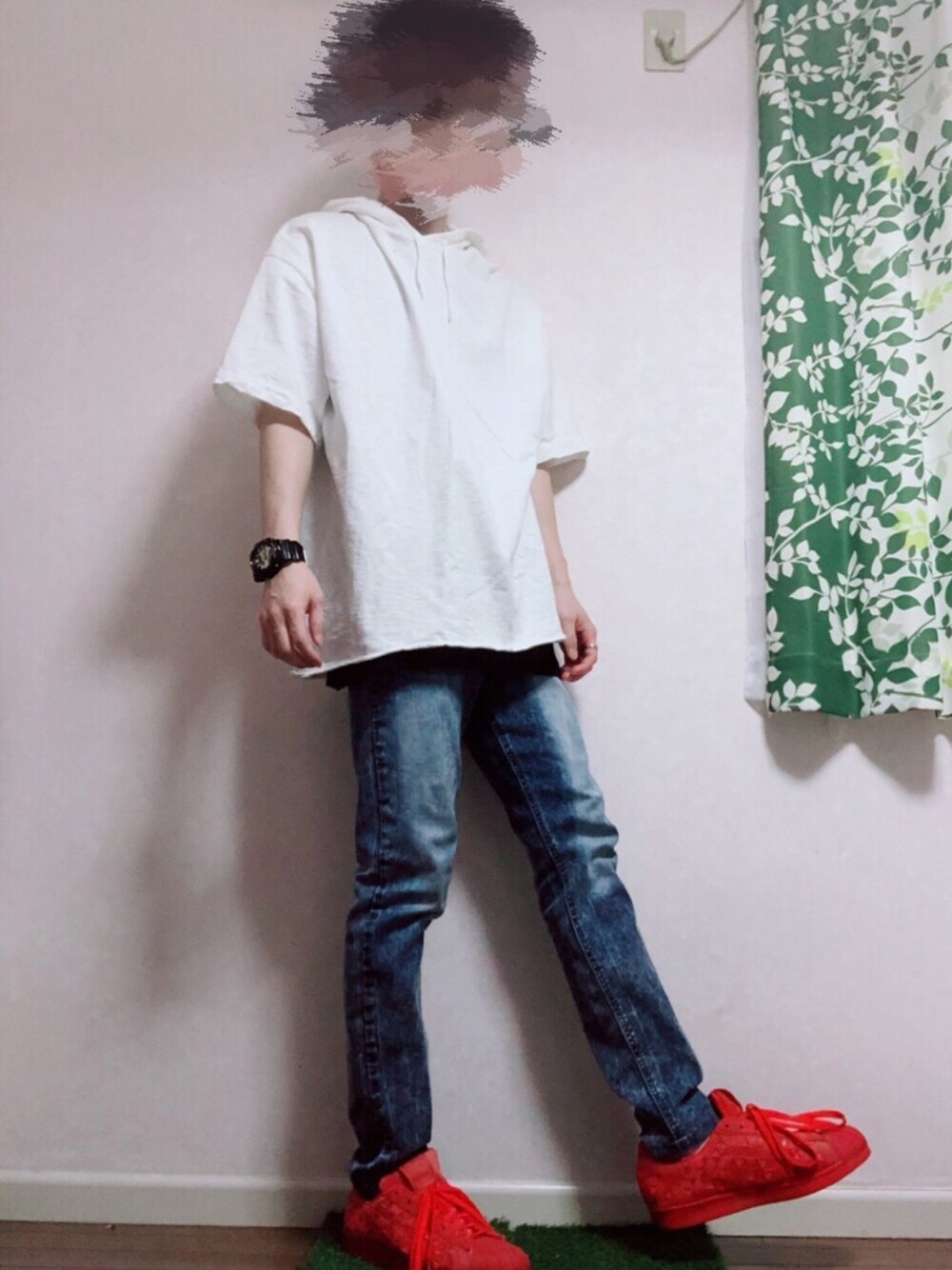 「赤スニーカー、adidas、白パーカー、アベイル、G-SHOCK、H&M、カジュアルコーデ」｜「adidas Originalsのアイテム（スニーカー、レッド系）」を使った、さんかくさん（メンズ・169cm）の夏コーディネートの1枚目の写真