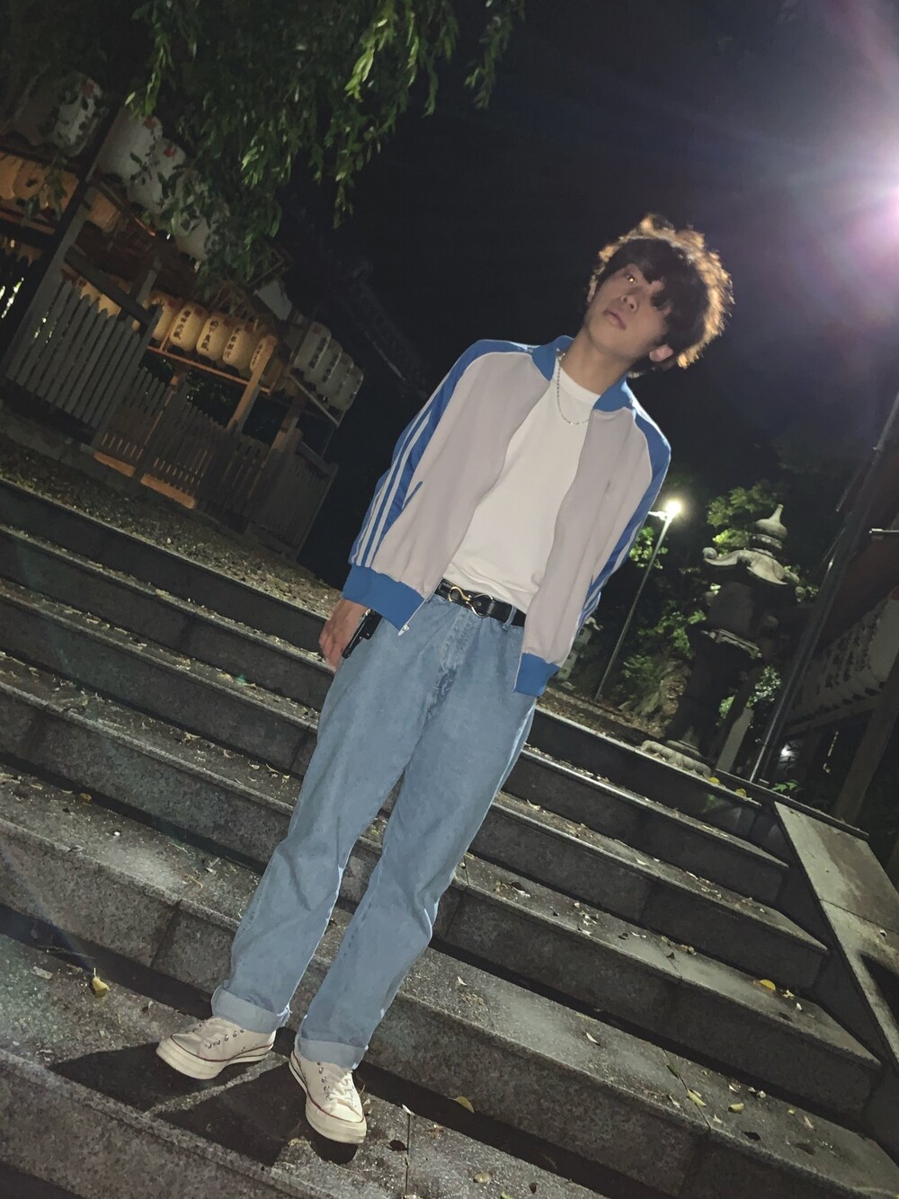 「シンプル、夏コーデ、カジュアル、古着、春夏コーデ、おしゃれさんと繋がりたい、デニム、デニムパンツ、コンバース」｜「adidas Originalsのアイテム（ジャージ、グレー系）」を使った、1nichi1zenさん（メンズ・175cm）の春コーディネートの1枚目の写真