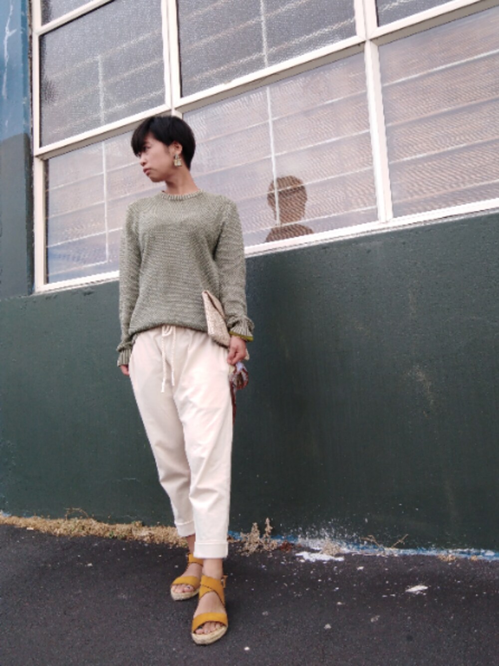 「whitepants、白パンツ、メンズアイテム、ブラウンリップ、秋のコーデ、ナツのオワリ、黒髪、ショートヘア、おおぶりピアス」｜「barkersのアイテム（ニット/セーター、グリーン系）」を使った、tominnz34さん（レディース・160cm）の春コーディネートの1枚目の写真