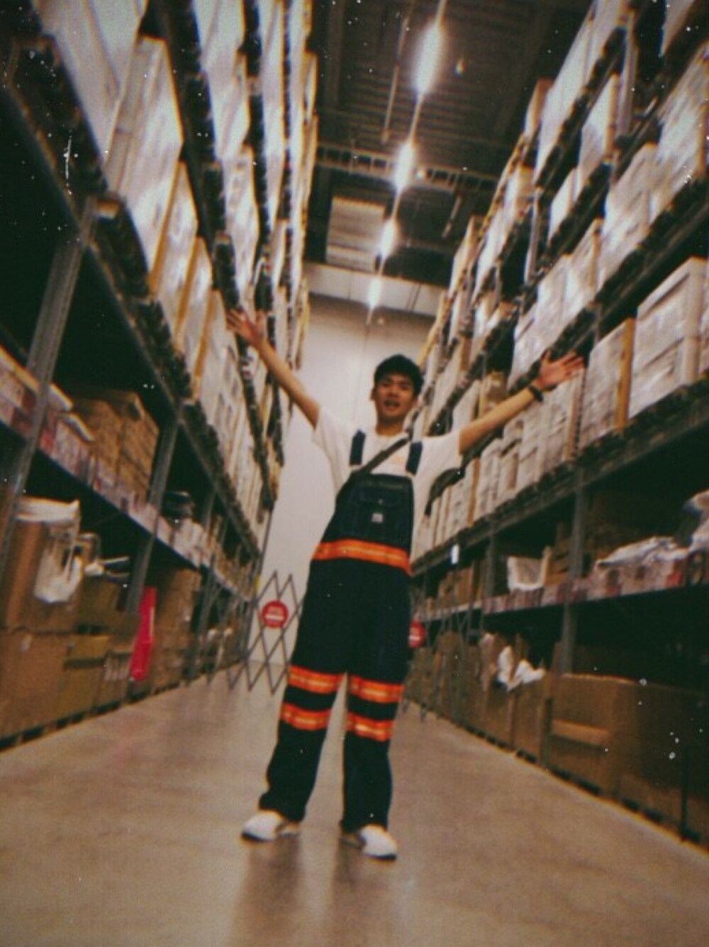 「＃デニム、古着、ootd、白Tシャツ、オーバーオール、オーバーサイズ、adidas」｜「adidasのオリジナルス H.F [H.F/1.4 PK]（スニーカー、ホワイト系）」を使った、masato onishiさん（メンズ・172cm）の夏コーディネートの1枚目の写真