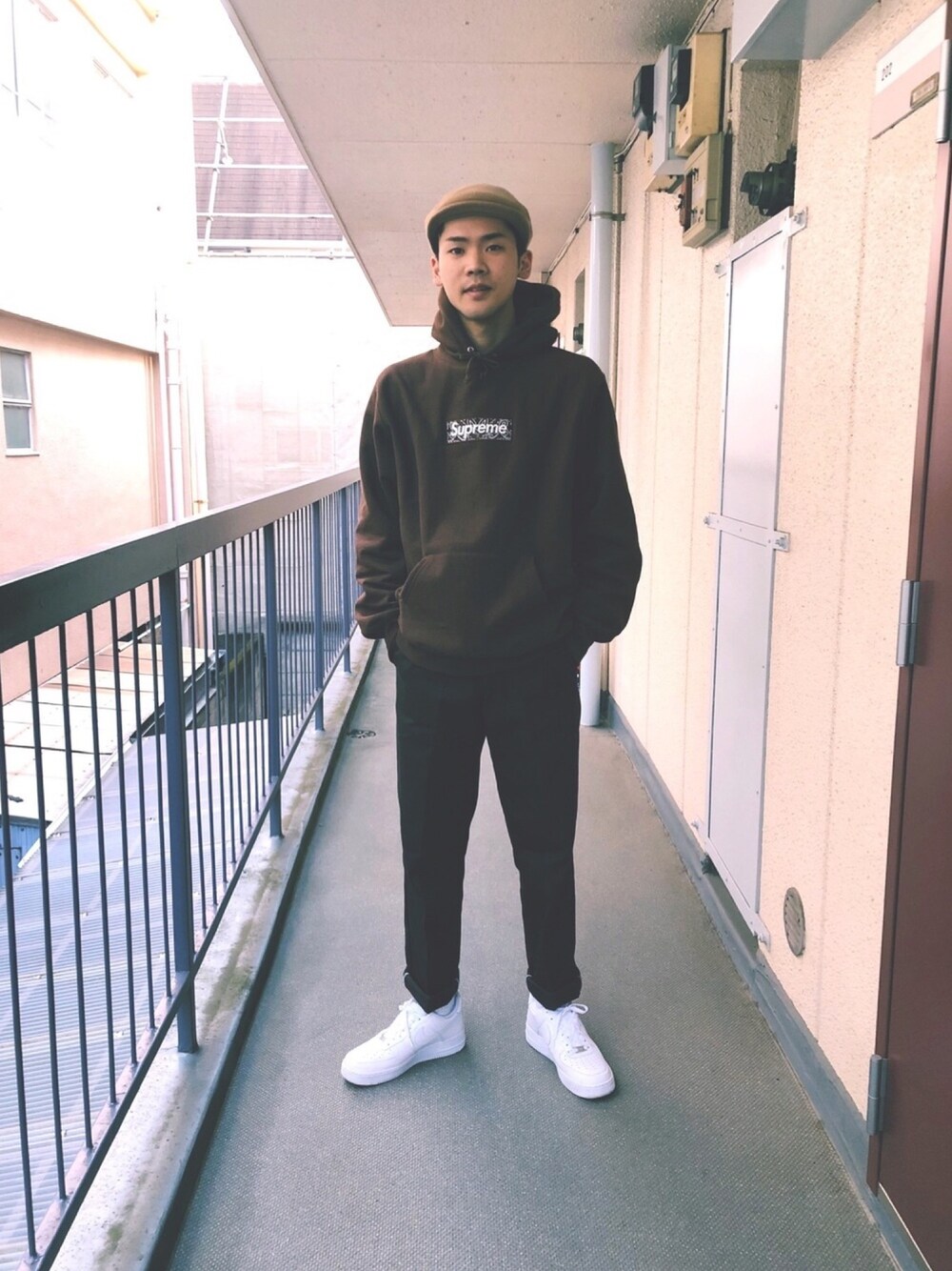 「streetstyle、ストリート、ワントーンコーデ、シンプル、supreme、Dickies874、NIKE AIR FORCE」｜「KANGOLのKANGOL Wool 504（ハンチング/ベレー帽、ベージュ系）」を使った、masato onishiさん（メンズ・172cm）の冬コーディネートの1枚目の写真