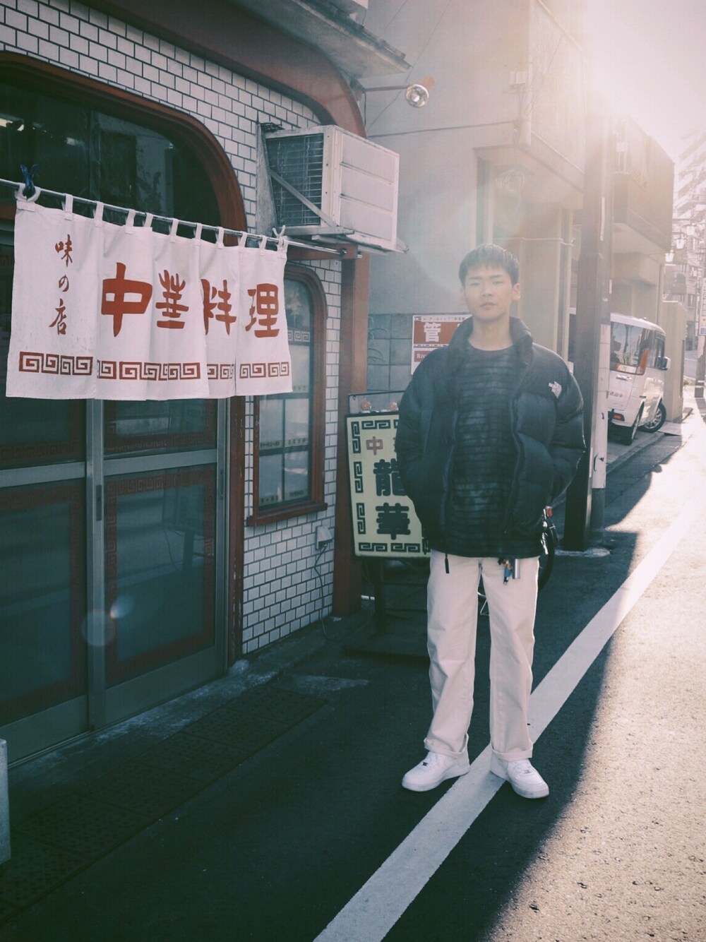 「おしゃれさんと繋がりたい、冬アウター着回しチャレンジ、ストリート、ストリートMIX、ユニクロ、白パンツ、タイダイ柄、stussy、白スニーカー」｜「NIKEのNIKE AIR FORCE 1 '07 (WHITE/WHITE) 【SP】（スニーカー、ホワイト系）」を使った、masato onishiさん（メンズ・172cm）の冬コーディネートの1枚目の写真