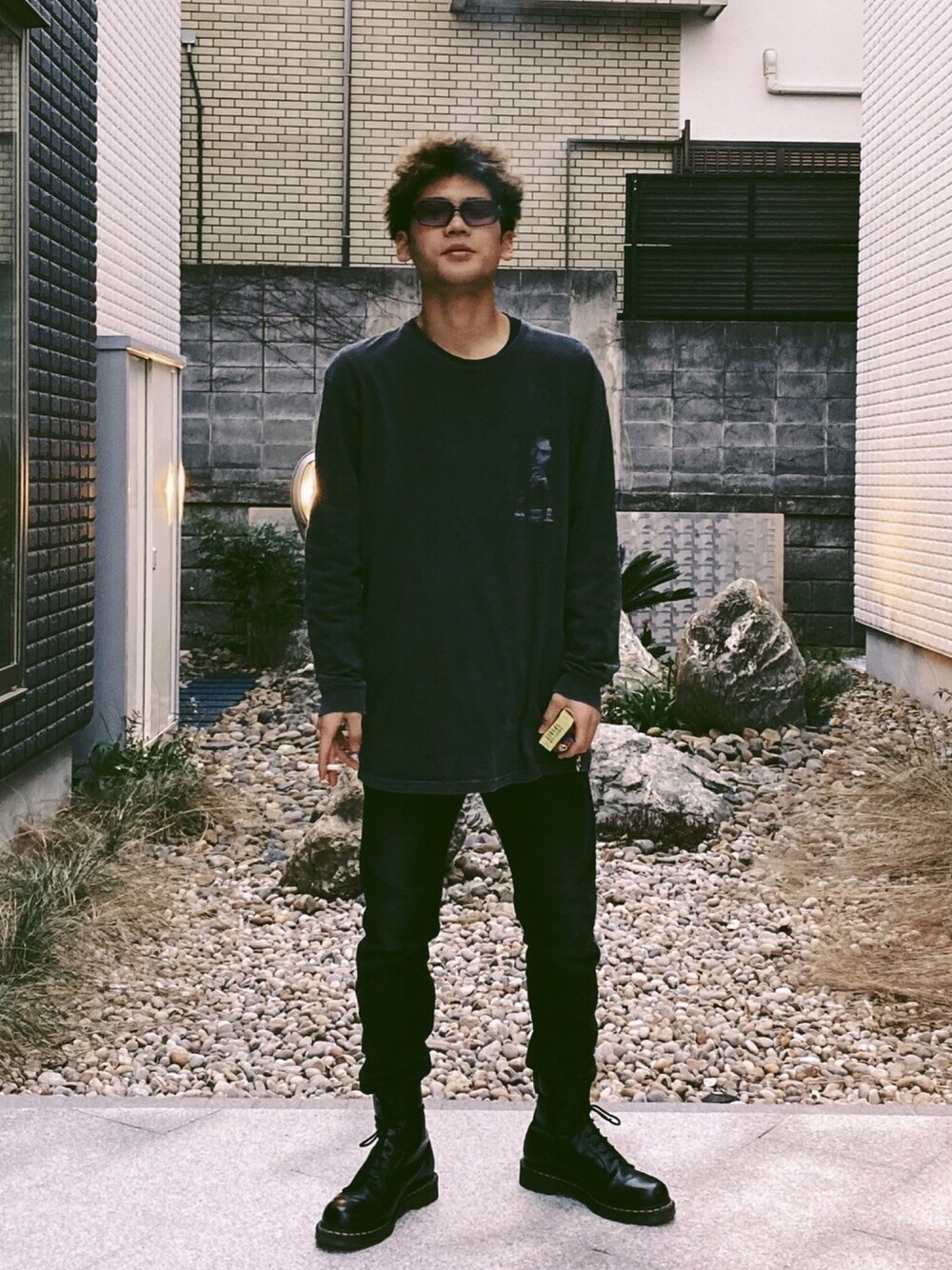 「ブラック、シンプルコーデ、オールブラック、春コーデ、ootd、黒スキニー、streetstyle、ワントーンコーデ、ブーツイン、Dr.Martens」｜「STUSSYのアイテム（Tシャツ/カットソー、ブラック系）」を使った、masato onishiさん（メンズ・172cm）の冬コーディネートの1枚目の写真