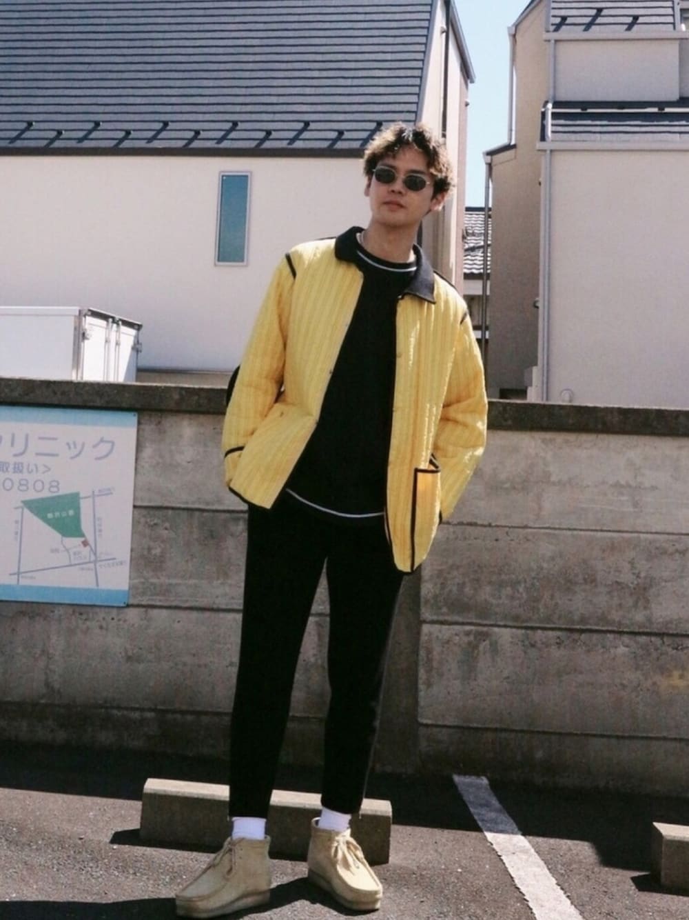 「はるコーデ、オーバーサイズ、phingerin、黒スキニー、kiit、COMME des GARCONS、clarks、黄色、イエロー、白ソックス」｜「PHINGERINのPHINGERIN / キルティングシャツ（ブルゾン、イエロー系）」を使った、masato onishiさん（メンズ・172cm）の春コーディネートの1枚目の写真