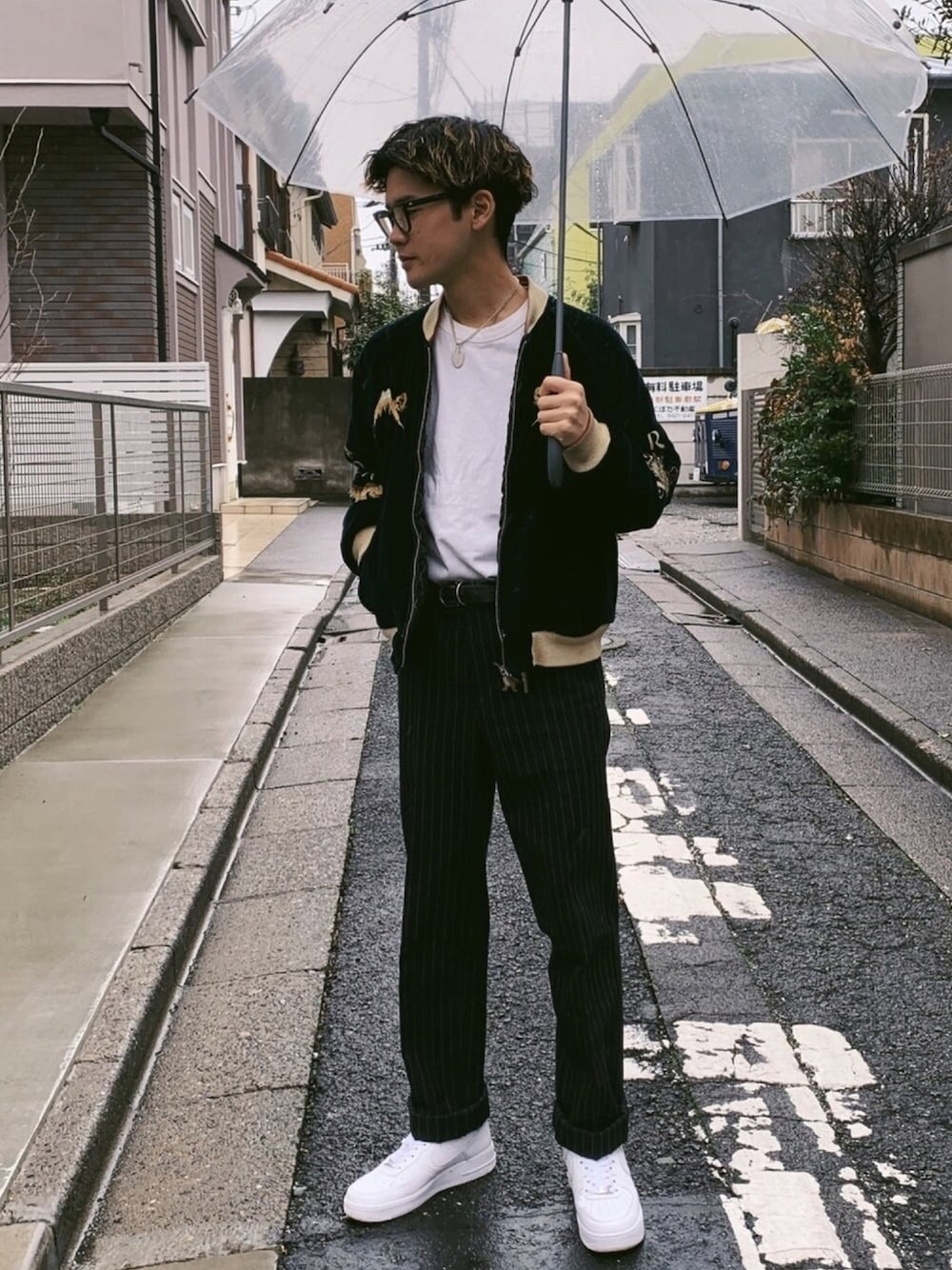 「シンプルコーデ、タックイン、ストリート、ootd、スラックス、黒、スカジャン、東洋エンタープライズ、スタイリストジャパン」｜「The Stylist Japanのアイテム（スラックス、ブラック系）」を使った、masato onishiさん（メンズ・172cm）の春コーディネートの1枚目の写真