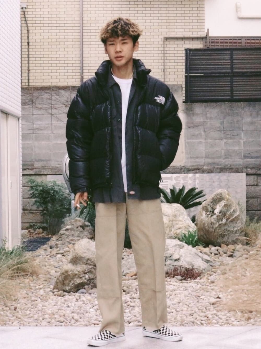 「ベージュコーデ、ミリタリージャケット、Dickies874、THE NORTH FACE、カットオフ、スーベニアジャケット、ストリート」｜「THE NORTH FACEのアイテム（ダウンジャケット/コート、ブラック系）」を使った、masato onishiさん（メンズ・172cm）の春コーディネートの1枚目の写真