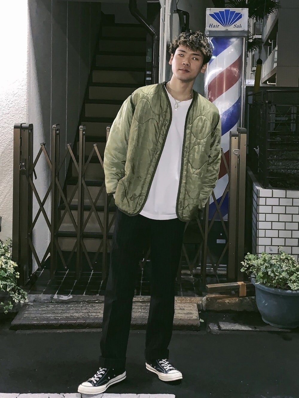 「春コーデ、シンプルコーデ、きれいめカジュアル、スラックス、古着コーデ、ストリートMIX、ストリート、ミリタリー」｜「usedのアイテム（ジャケット/アウター、グリーン系）」を使った、masato onishiさん（メンズ・172cm）の春コーディネートの1枚目の写真