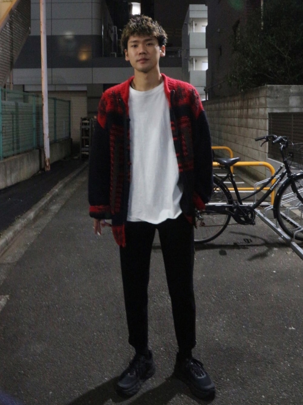 「春、古着、黒スキニー、大人カジュアル、春コーデ、スラックス、ootd、古着MIX、ラフ」｜「usedのアイテム（ニット/セーター、レッド系）」を使った、masato onishiさん（メンズ・172cm）の春コーディネートの1枚目の写真