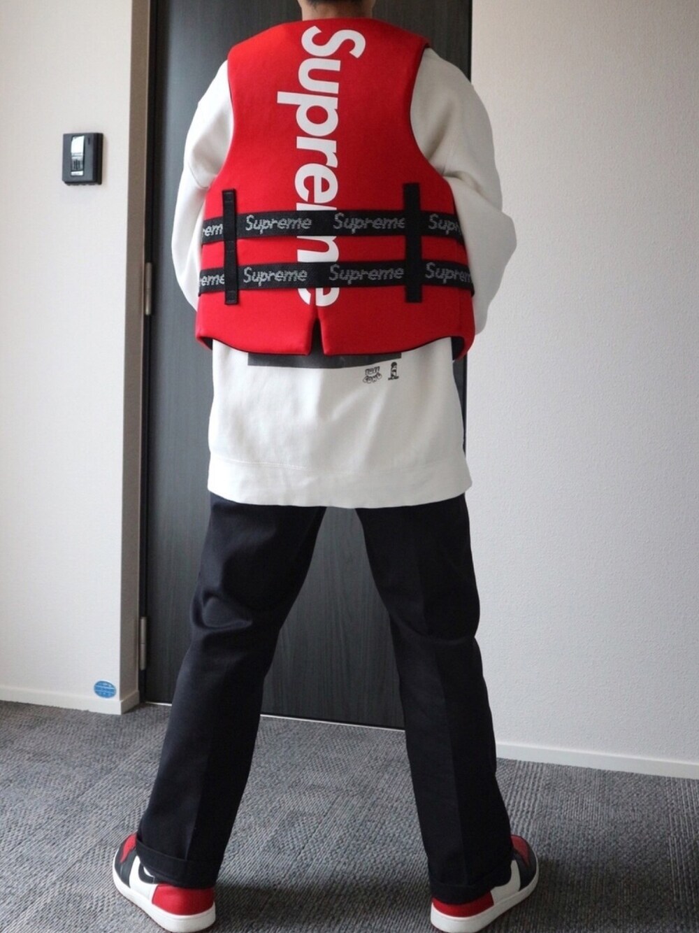 「ストリートMIX、ワイドパンツ、supreme、stussy、Dickies、ストリート、AIR JORDAN」｜「Supreme のアイテム（その他アウター、レッド系）」を使った、masato onishiさん（メンズ・172cm）の冬コーディネートの1枚目の写真