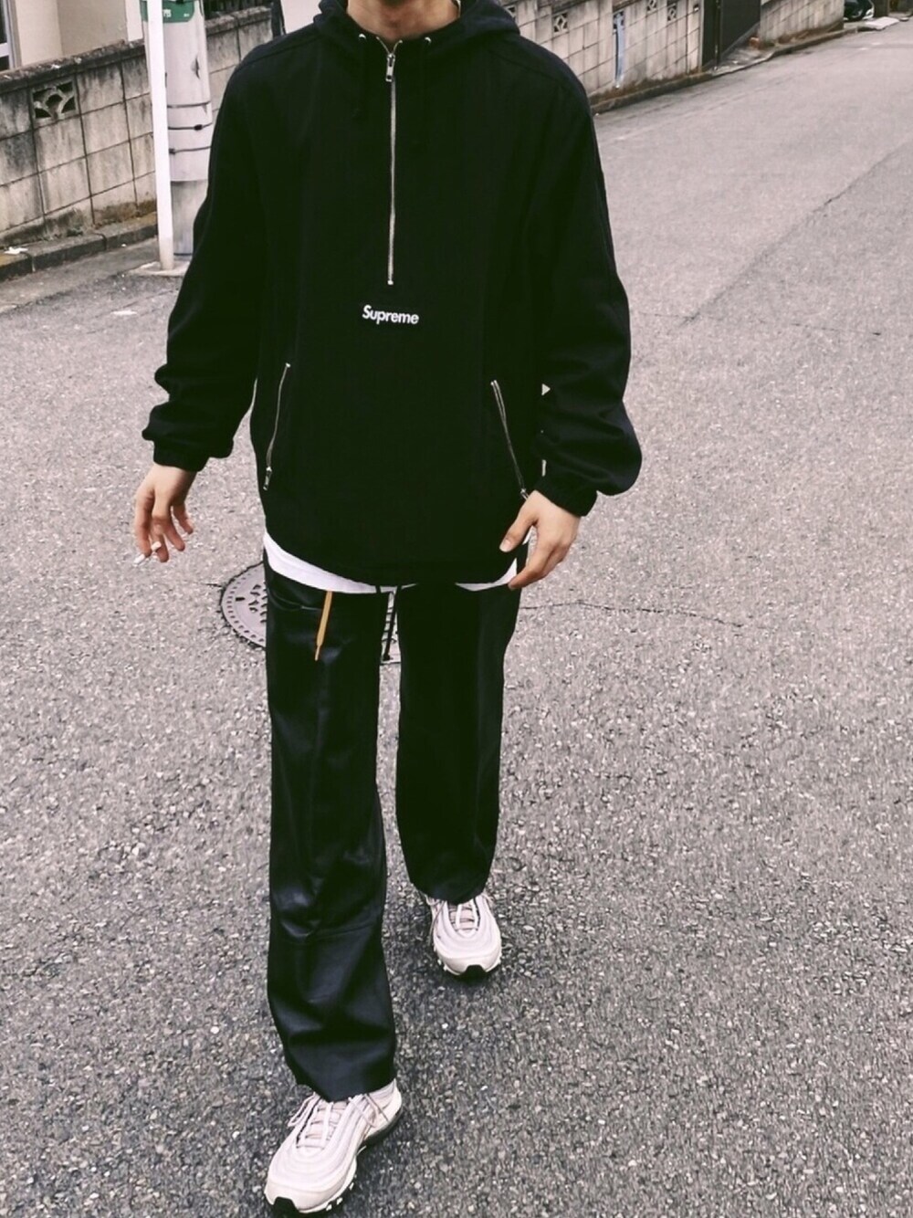 「street、ストリート、黒コーデ、ナイキ、streetstyle、レザーパンツ、春、supreme」｜「VINTAGEのアイテム（その他パンツ、ブラック系）」を使った、masato onishiさん（メンズ・172cm）の冬コーディネートの1枚目の写真