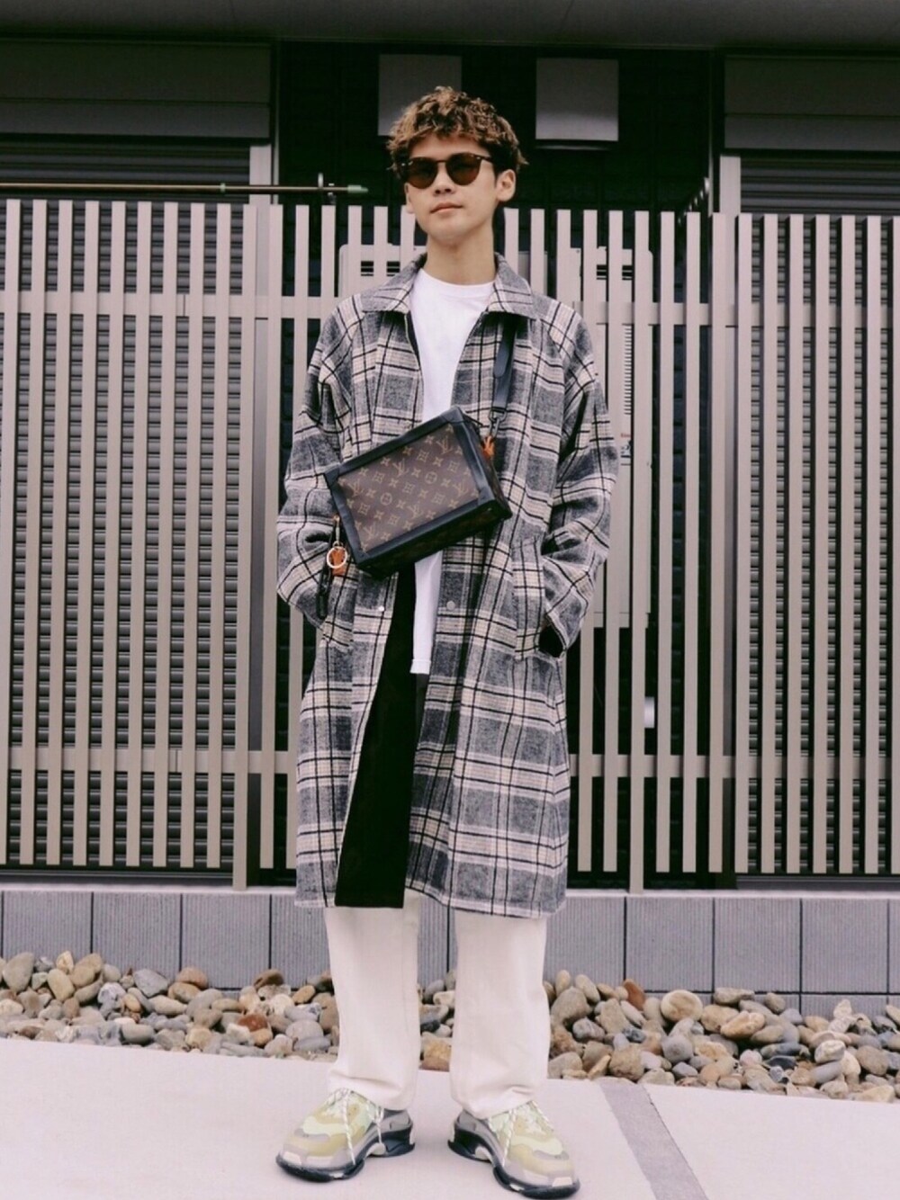 「大人コーデ、ユニクロ、休日スタイル、トレンチコート、ハイブランド×ファストブランド、バレンシアガ、LouisVuitton、BALENCIAGA、白パンツ」｜「LOUIS VUITTONのアイテム（ショルダーバッグ、ブラウン系）」を使った、masato onishiさん（メンズ・172cm）の冬コーディネートの1枚目の写真