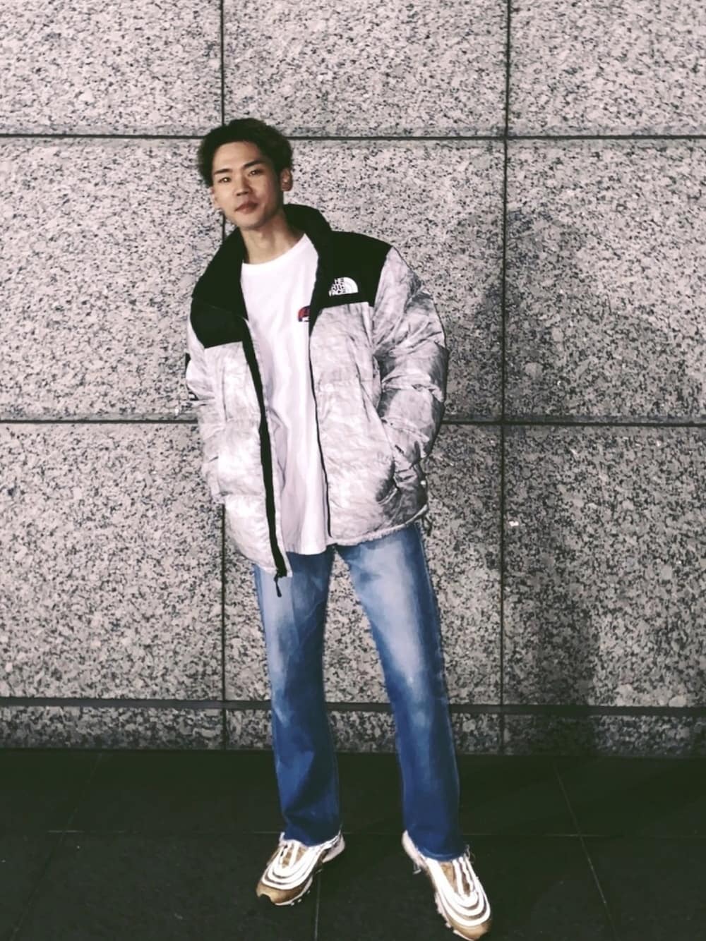 「スニーカー、古着、デニム、ストリート、street、supreme、THE NORTH FACE、AIRMAX97、差し色」｜「Supreme のアイテム（ダウンジャケット/コート、グレー系）」を使った、masato onishiさん（メンズ・172cm）の冬コーディネートの1枚目の写真
