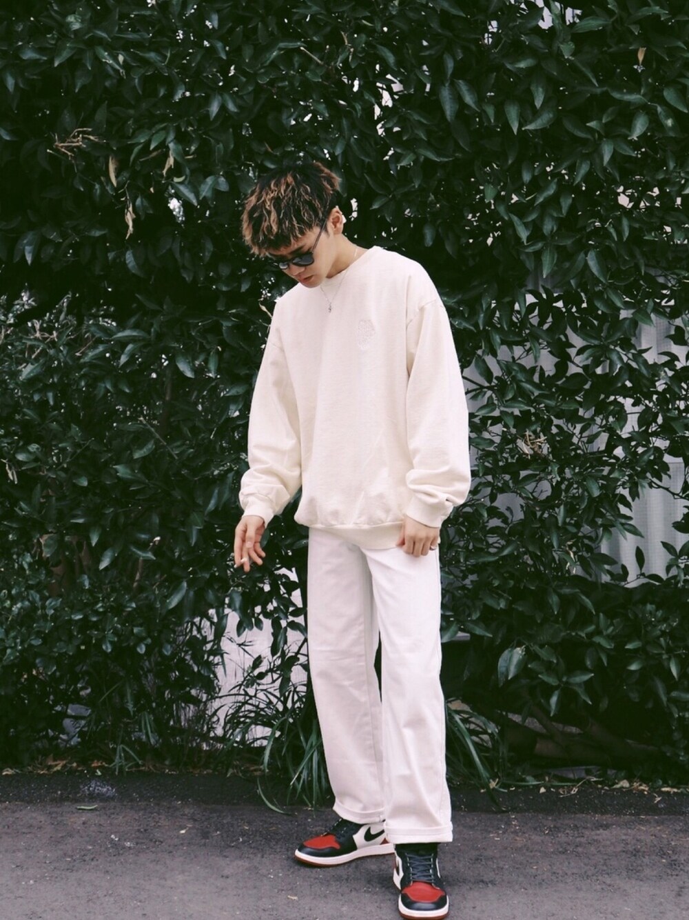 「ユニクロ、プチプラコーデ、春コーデ、白パンツ、オールホワイト、ストリート、AIR JORDAN、Girls don't cry」｜「Girls Don't Cryのアイテム（スウェット、ベージュ系）」を使った、masato onishiさん（メンズ・172cm）の冬コーディネートの1枚目の写真
