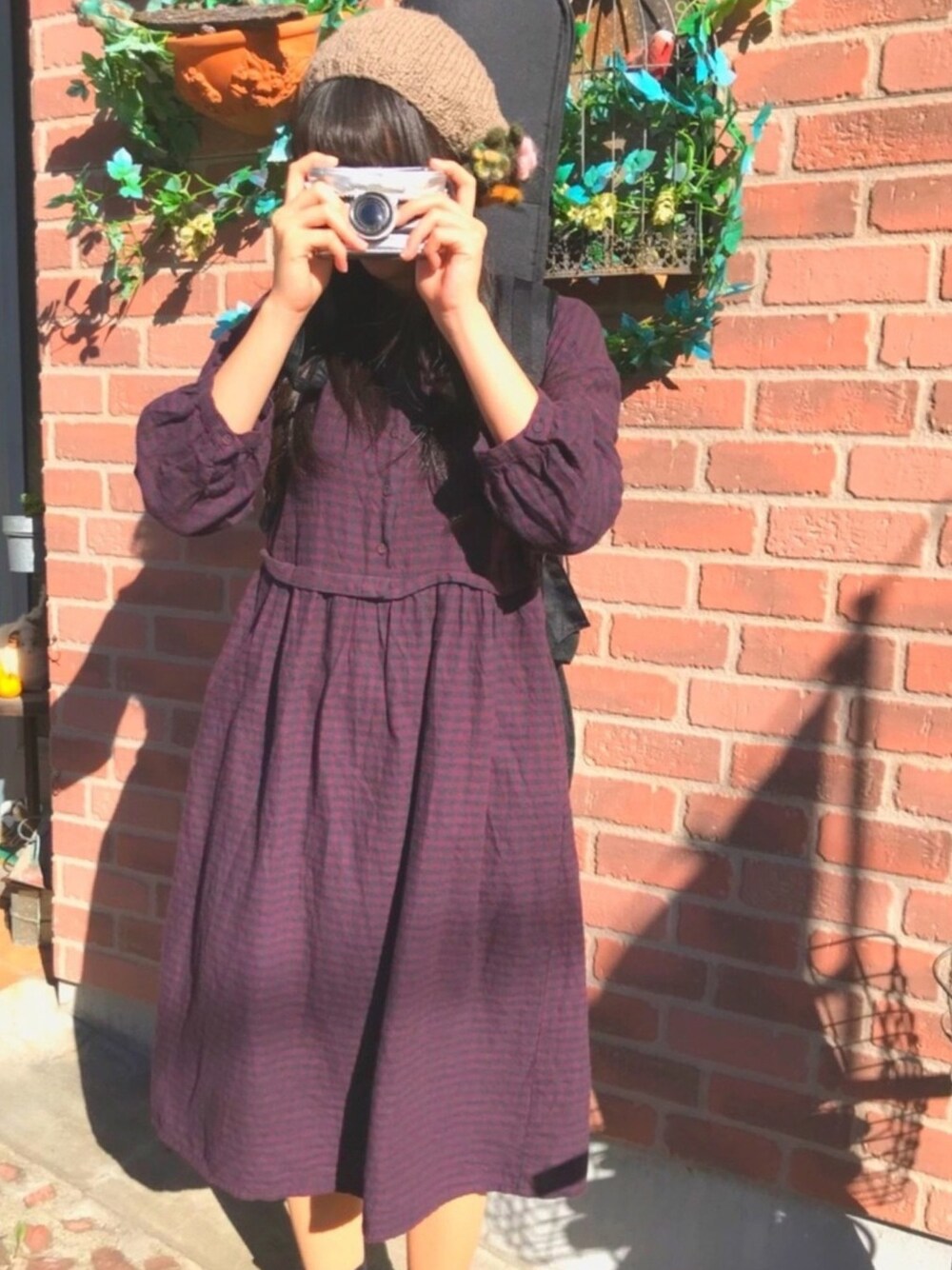 「初投稿、ギター女子、カメラ女子、編み上げブーツ、ベレー帽、CHAMS 、赤チェック、チェックのワンピース、back number、チェック ワンピース」｜「studio CLIPのアイテム（ワンピース、レッド系）」を使った、すーぱんだまんさん（レディース・167cm）の冬コーディネートの1枚目の写真