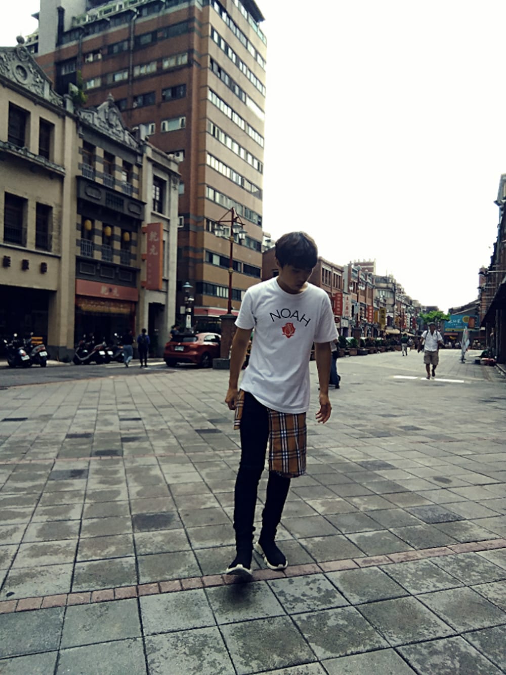 「大稻埕」｜「NOAHのアイテム（Tシャツ/カットソー、ホワイト系）」を使った、吳泯叡さん（メンズ・172cm）の夏コーディネートの1枚目の写真