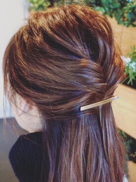 「アイテム（バレッタ/ヘアクリップ）」を使った、岩谷 英里子さん（レディース・169cm）の冬コーディネート