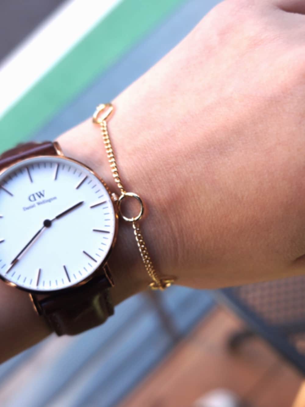 ブラウン系のアナログ腕時計、ゴールド系のブレスレットを着用したレディースの冬コーディネートの1枚目の写真