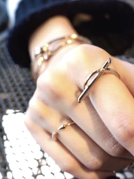 「アイテム（ブレスレット）」を使った、岩谷 英里子さん（レディース・169cm）の冬コーディネート