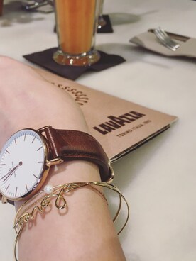 「アイテム（ブレスレット）」を使った、岩谷 英里子さん（レディース・169cm）の冬コーディネート