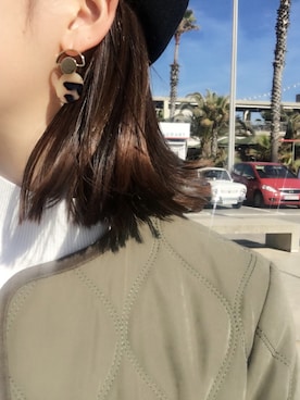 「旅行」｜「アイテム（アクセサリー）」を使った、岩谷 英里子さん（レディース・169cm）の冬コーディネート