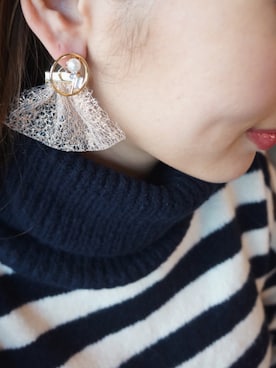 「アイテム（ゴールド系）」を使った、岩谷 英里子さん（レディース・169cm）の春コーディネート