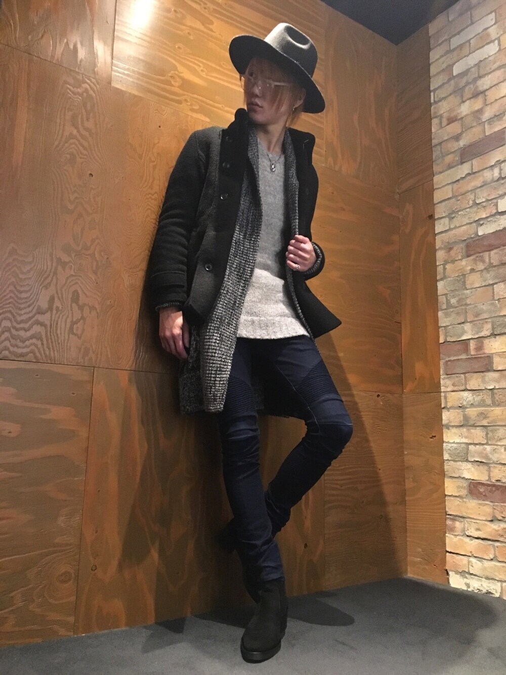 ブルー系のその他パンツ、ブラック系のブーツ、グレー系のニット/セーターを着用したメンズの冬コーディネートの1枚目の写真