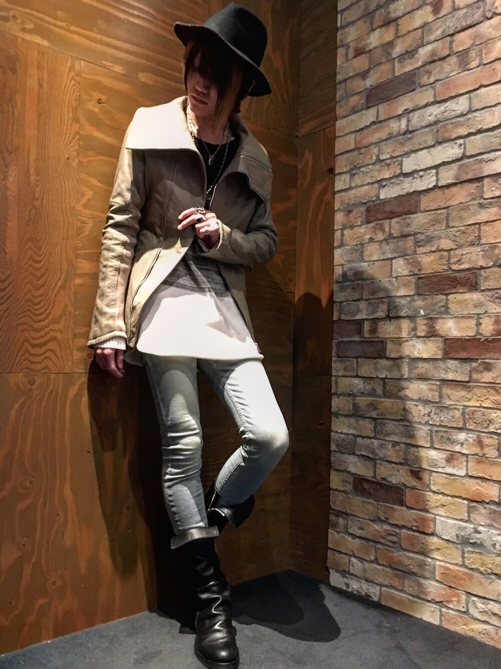ブルー系のデニムパンツ、ブラック系のブーツ、グレー系のブルゾンを着用したメンズの冬コーディネートの1枚目の写真