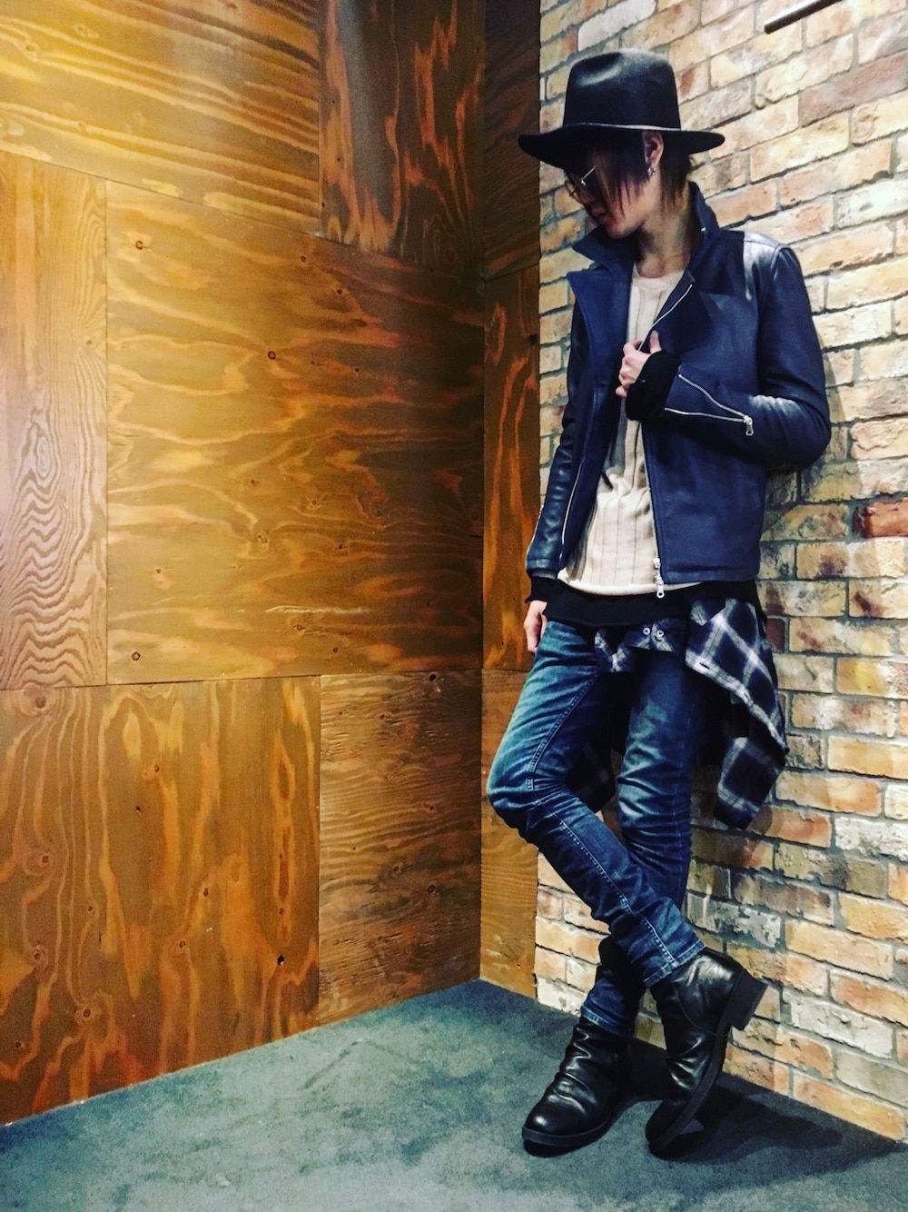 ブルー系のデニムパンツ、ブラック系のブーツ、ブルー系のシャツ/ブラウスを着用したメンズの冬コーディネートの1枚目の写真