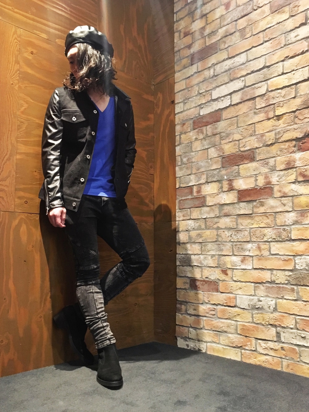 ブラック系のその他パンツ、ブラック系のブーツ、ブルー系のTシャツ/カットソーを着用したメンズの春コーディネートの1枚目の写真