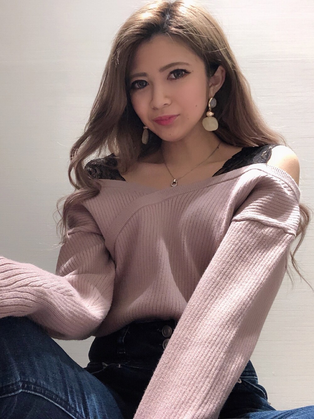 「リップサービス、LIPSERVICE、オフショル、レース、春、キレイめ、ootd、outfit、春コーデ、おしゃれさんと繋がりたい」｜「LIPSERVICEのspringショルダーレイヤードニットトップス（ニット/セーター、ピンク系）」を使った、mikikoさん（レディース・148cm）の春コーディネートの1枚目の写真