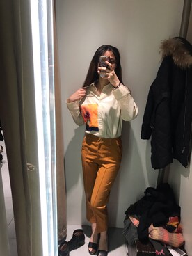 「アイテム（チノパンツ、オレンジ系）」を使った、小小婉香玉さん（レディース・173cm）の冬コーディネート