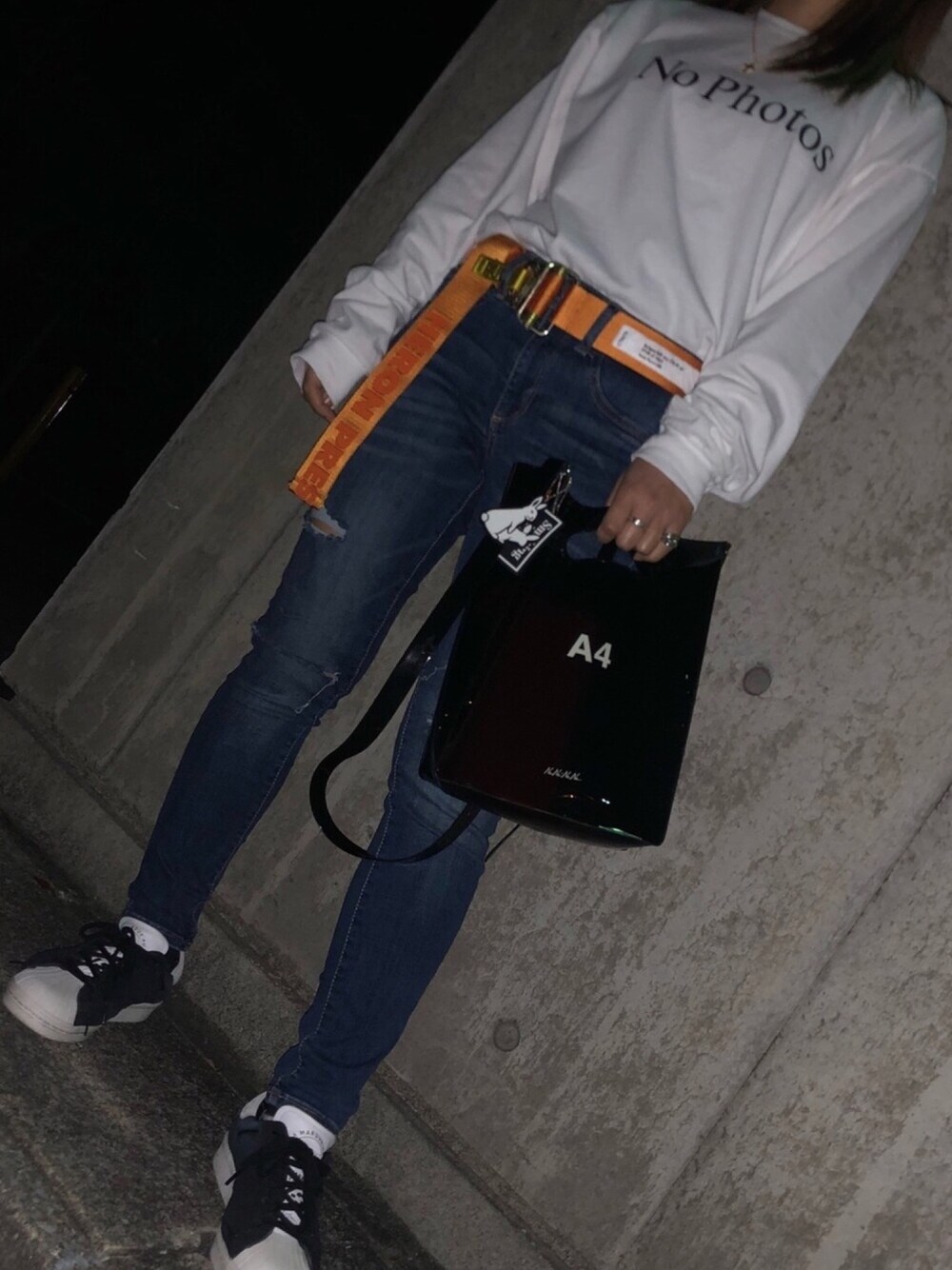 「お洒落さんとつながりたい、デニムパンツ、ストリート、ストリート系女子、ストリートファッション、streetstyle、streetfashion、street、スニーカー、FR2」｜「FR2のアイテム（Tシャツ/カットソー、ホワイト系）」を使った、Ⓜ︎Ⓜ︎Ⓜ︎さん（レディース・154cm）の冬コーディネートの1枚目の写真