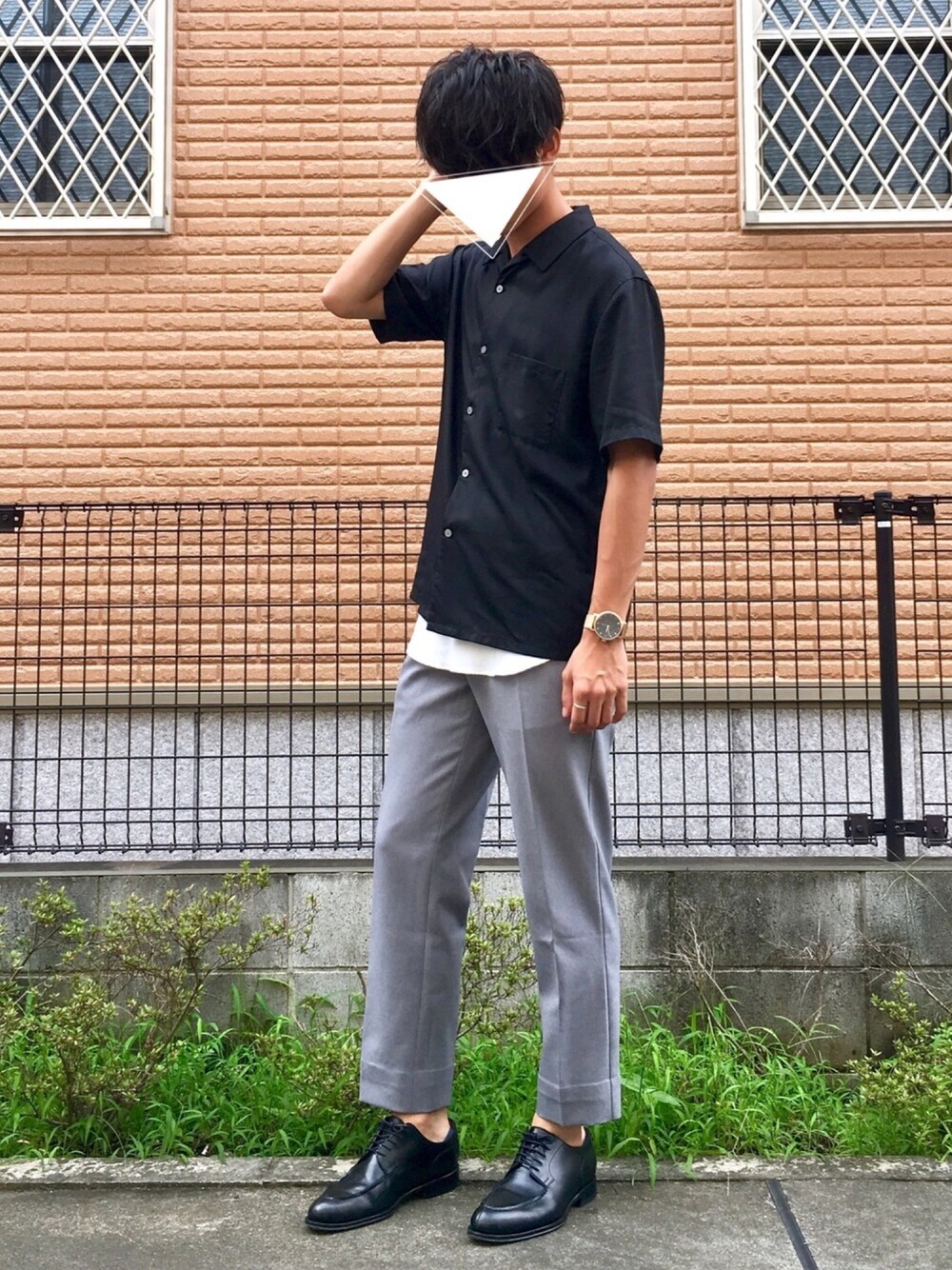 ブラック系のシャツ/ブラウス、ホワイト系のタンクトップ、グレー系のスラックスを着用したメンズの夏コーディネートの1枚目の写真