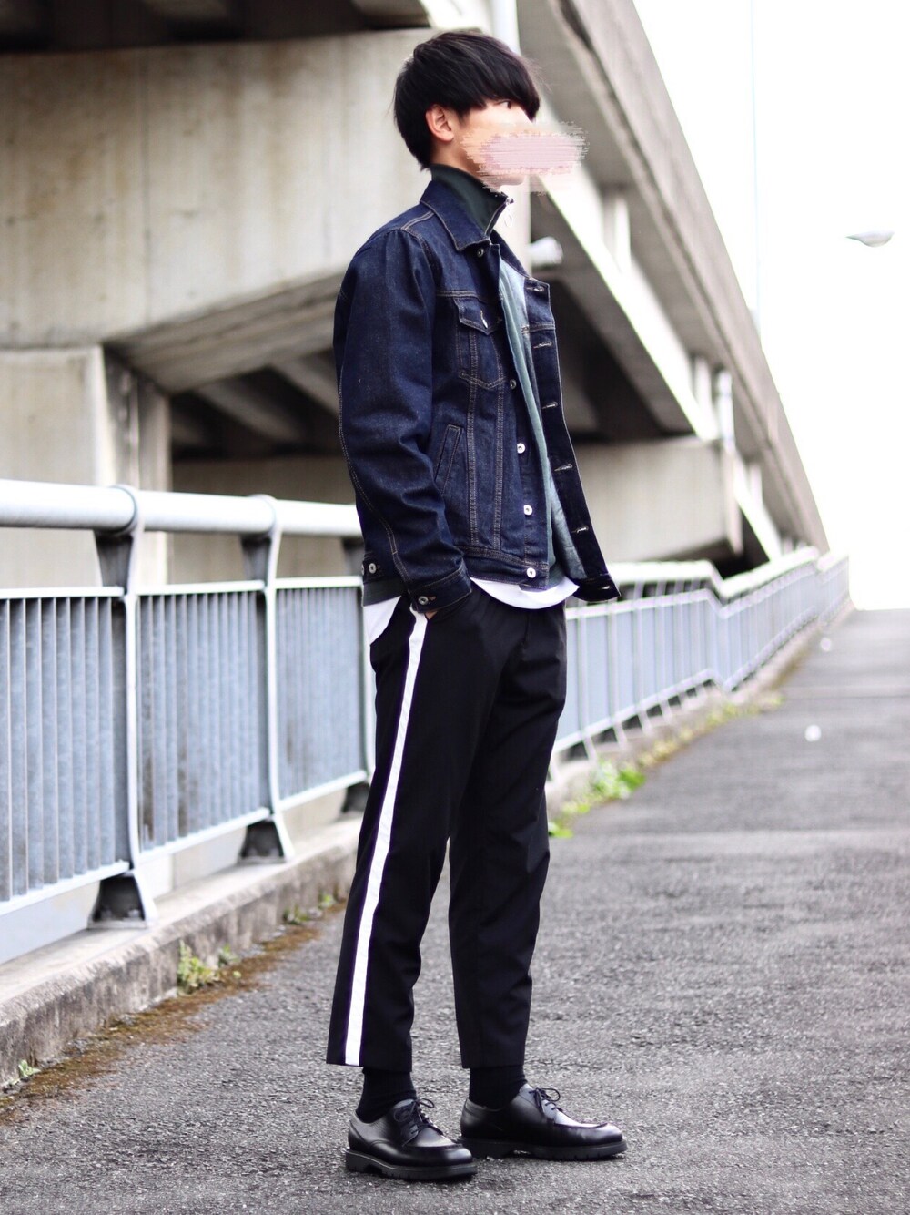 「おしゃれさんと繋がりたい、オーバーサイズ、ビッグシルエット、streetstyle、韓国ファッション、デニムジャケット、ラインパンツ、アースカラー、LIDnM、ストリート」｜「ADPOSIONの【WEB店限定】【セレクト】Gジャン（デニムジャケット、ブルー系）」を使った、Suzuさん（メンズ・182cm）の春コーディネートの1枚目の写真