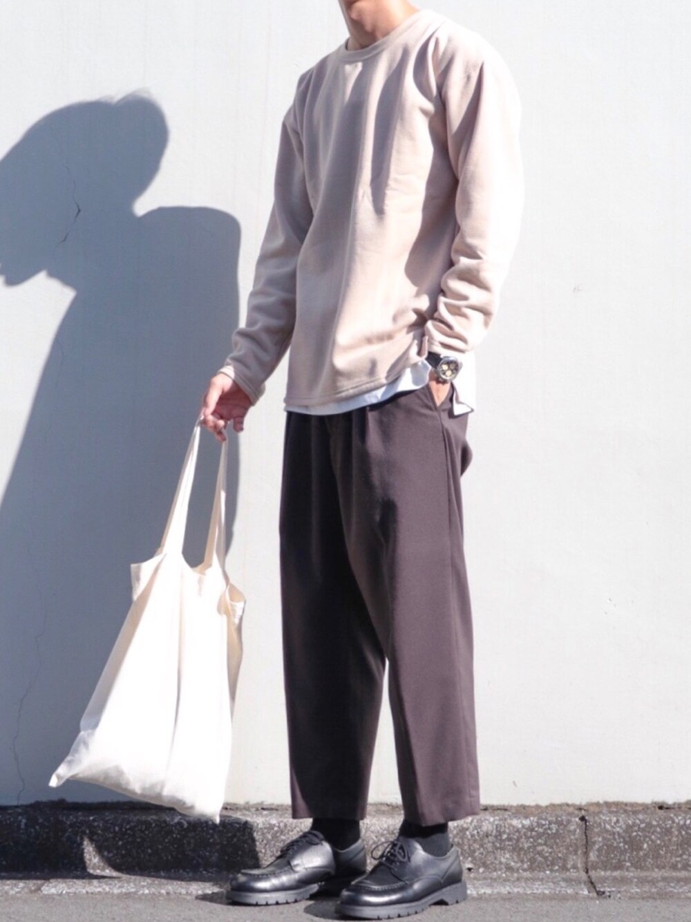 ベージュ系のTシャツ/カットソー、ホワイト系のタンクトップ、ブラウン系のその他パンツを着用したメンズの秋コーディネートの1枚目の写真