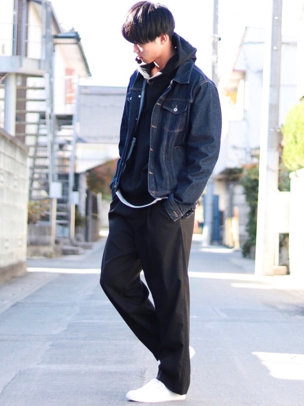 「デニムジャケット、パーカー、ブラック、ワイドパンツ、ゆるコーデ、ビッグシルエット、GU、Klasse14、きれいめカジュアル、今日のコーデ」｜「ADPOSIONの【WEB店限定】【セレクト】Gジャン（デニムジャケット、ブルー系）」を使った、Suzuさん（メンズ・182cm）の秋コーディネートの1枚目の写真