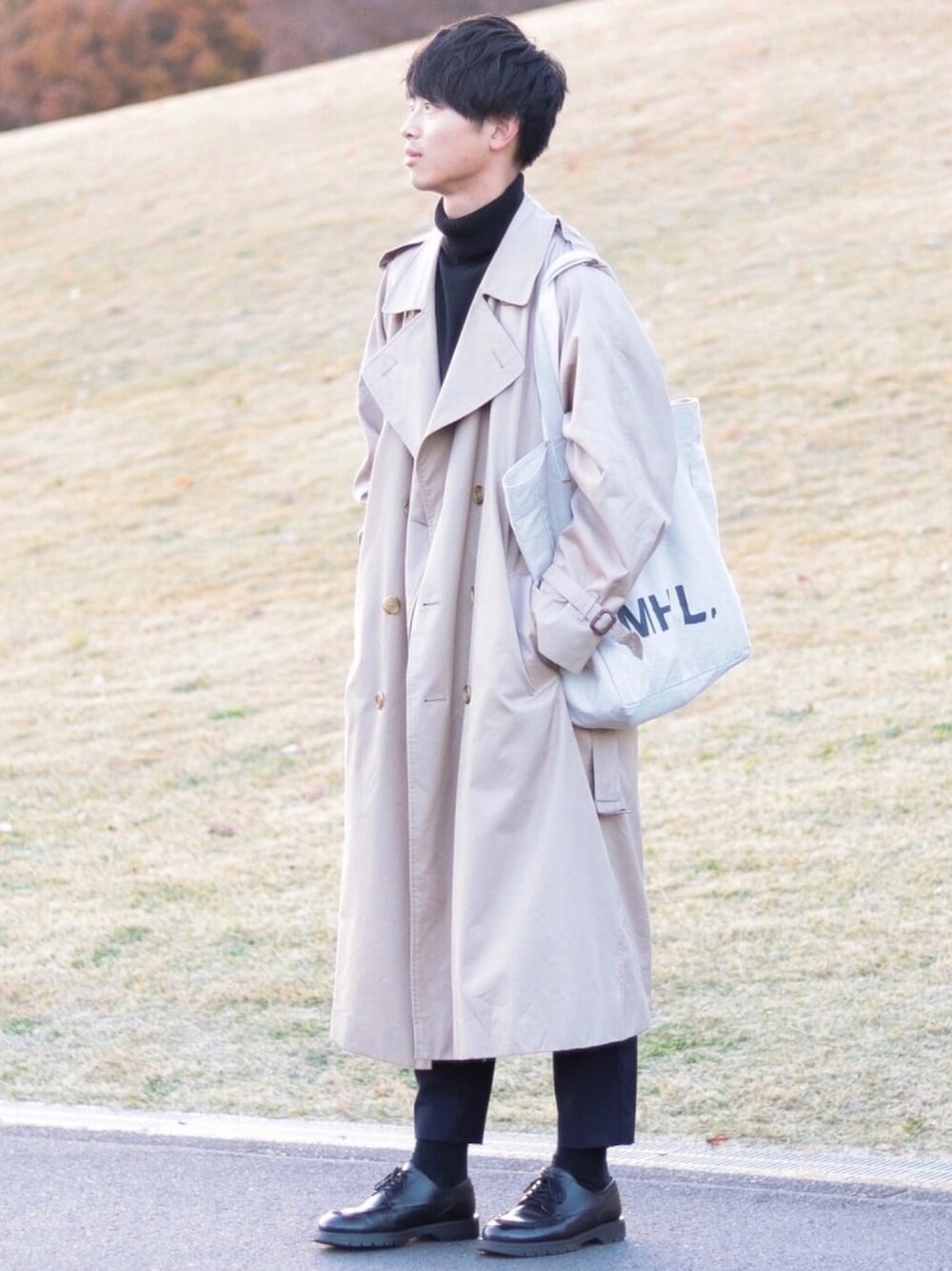 「バーバリー、トレンチコート、ベージュ、オーバーコート、タートルネック、ブラック、スラックス、ネイビー、burberry、KLEMAN」｜「BURBERRYのアイテム（トレンチコート、ベージュ系）」を使った、Suzuさん（メンズ・182cm）の冬コーディネートの1枚目の写真