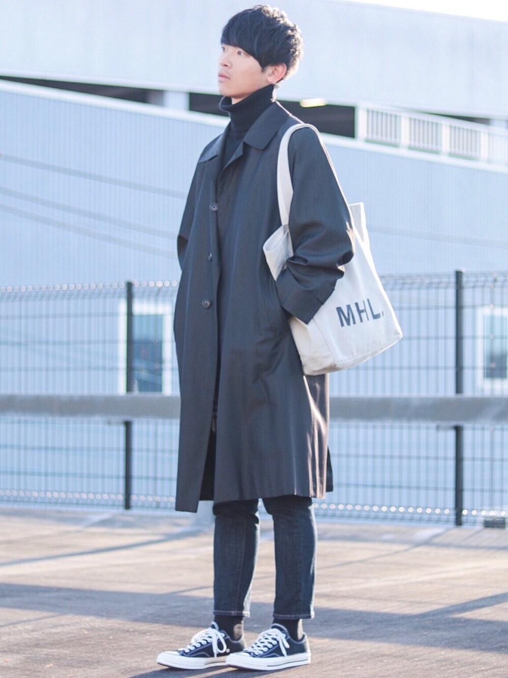「バーバリー、ステンカラーコート、オーバーコート、タートルネック、ブラック、zozoデニム、コンバース、CT70s、MHL.、韓国ファッション」｜「BURBERRYのBurberry（ステンカラーコート、ブラック系）」を使った、Suzuさん（メンズ・182cm）の冬コーディネートの1枚目の写真