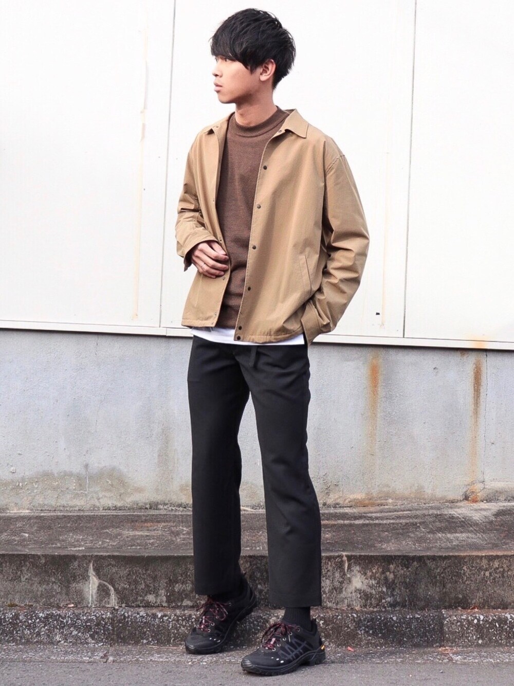 「スニーカーコーデ、REPRODUCTION OF FOUND、SENSE OF PLACE by URBAN RESEAR、コーチジャケット、ベージュ、ブラウン、ニット、TOIRONIER、スラックス、セミフレア」｜「SENSE OF PLACE by URBAN RESEARCHの4WAYコーチジャケット（その他アウター、ベージュ系）」を使った、Suzuさん（メンズ・182cm）の冬コーディネートの1枚目の写真