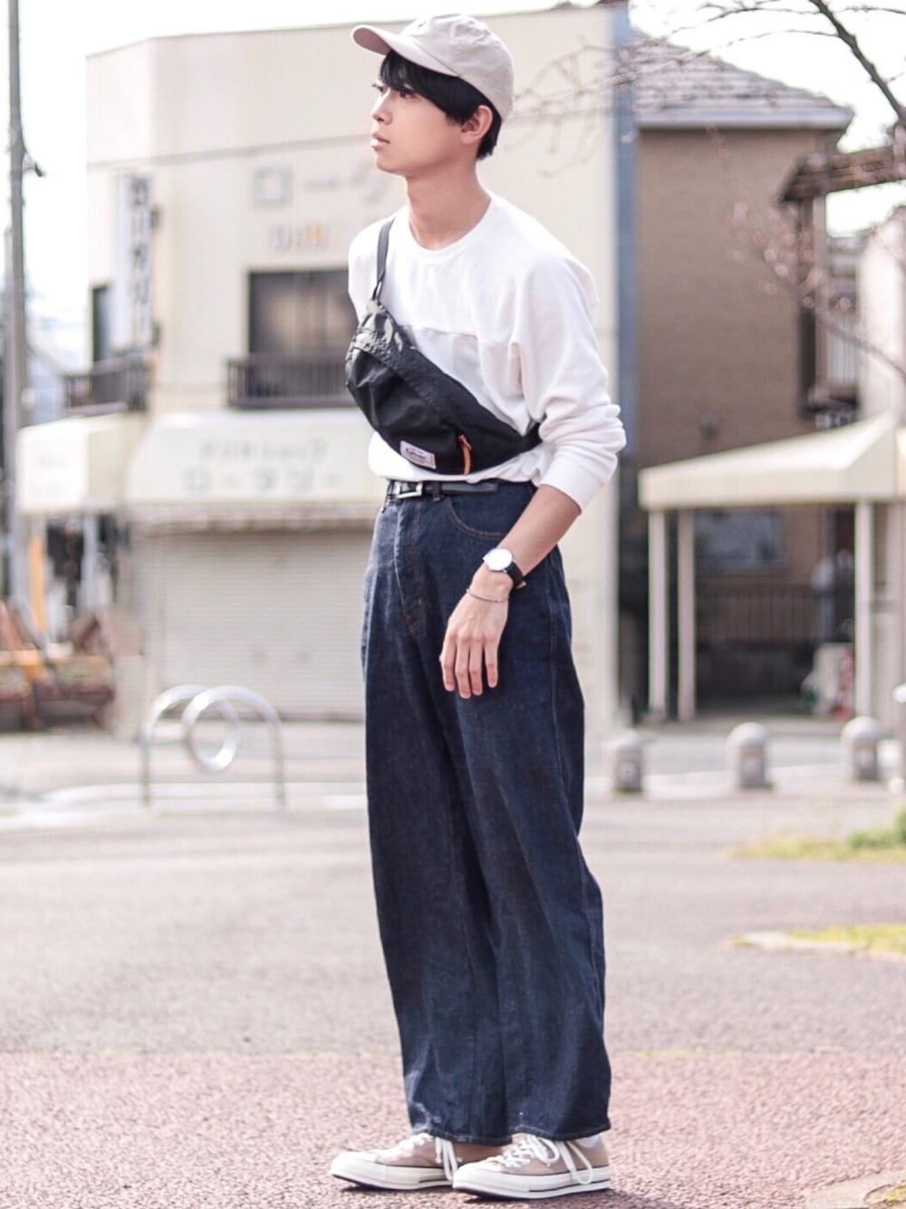 「春、キャップ、KANGOL、カンゴール、タックイン、ワイドデニム、UNIQLO U、コンバース、コンバースベージュ、白スウェット」｜「INTER FACTORYのINTER FACTORY　バイカラードルマンスウェット（スウェット、ホワイト系）」を使った、Suzuさん（メンズ・182cm）の春コーディネートの1枚目の写真