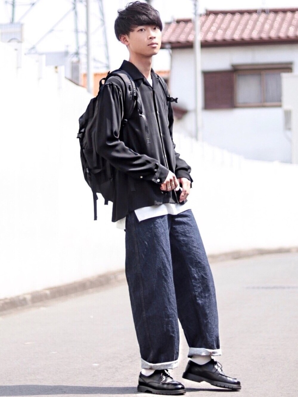 「平成最後のWEARISTAセンバツ、オープンカラーシャツ、ワイドパンツ、レイヤードスタイル、革靴、クレマン、UNIQLO U、大学生、リュック、ゆるコーデ」｜「UNITED TOKYOのサテンオープンカラーロングスリーブシャツ（シャツ/ブラウス、ブラック系）」を使った、Suzuさん（メンズ・182cm）の春コーディネートの1枚目の写真