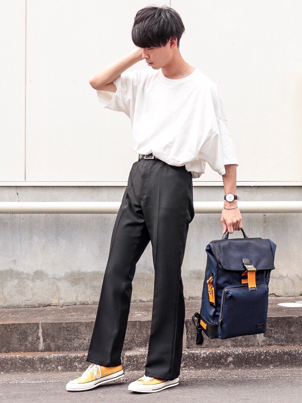 「オーバーサイズ、白Tシャツ、ビッグT、タックパンツ、スラックス、フレアパンツ、コンバース、イエロー、夏コーデ、ゆるコーデ」｜「BASQUE magentaの【BASQUE -enthusiastic design-】スーパーオーバーサイズドロップショルダーハーフスリーブBIGカットソー（Tシャツ/カットソー、ホワイト系）」を使った、Suzuさん（メンズ・182cm）の春コーディネートの1枚目の写真