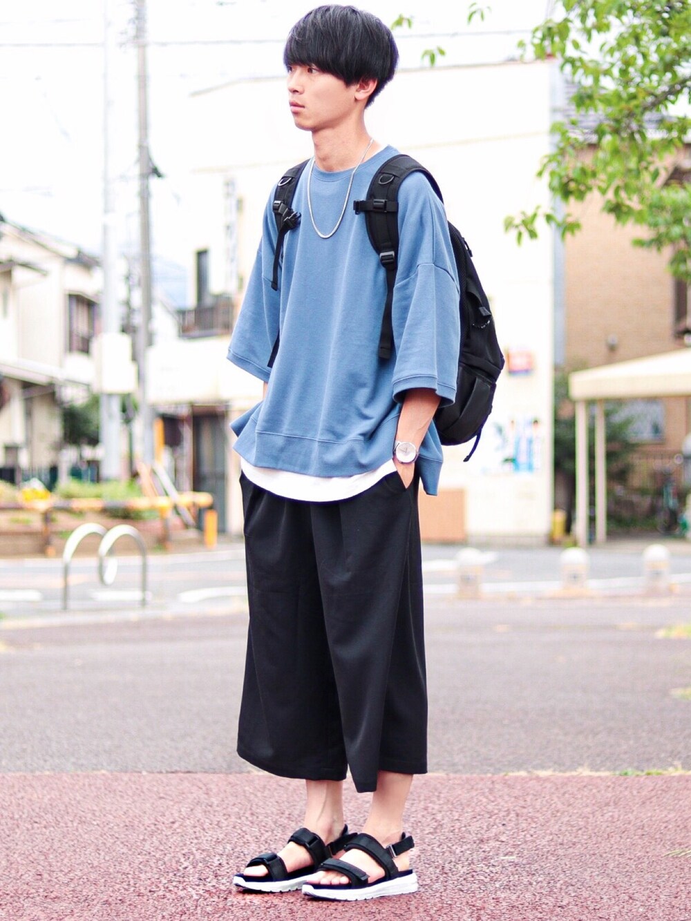 「BASQUEmagenta、ビッグT、ブルー、サンダル、PVC、ガウチョパンツ、ゆるコーデ、ハーフパンツ、kutir、大学生」｜「kutirの【ビッグシルエット】裏毛ハーフスリーブプルオーバー（Tシャツ/カットソー、ブルー系）」を使った、Suzuさん（メンズ・182cm）の夏コーディネートの1枚目の写真