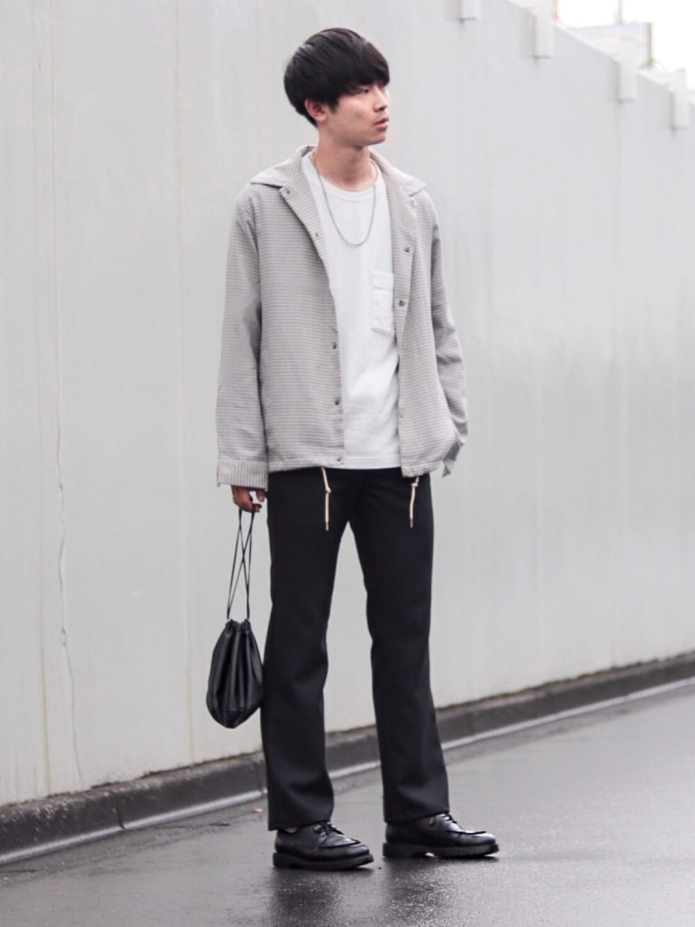 「コーチジャケット、ガンクラブチェック、ベージュ、モノマート、MONO-MART、Wrangler、フレアパンツ、革靴、巾着バッグ、秋のコーデ」｜「MONO-MARTのT/R アーバンミリタリー コーチジャケット (MONO-MART) 2019AW（ブルゾン、ベージュ系）」を使った、Suzuさん（メンズ・182cm）の夏コーディネートの1枚目の写真