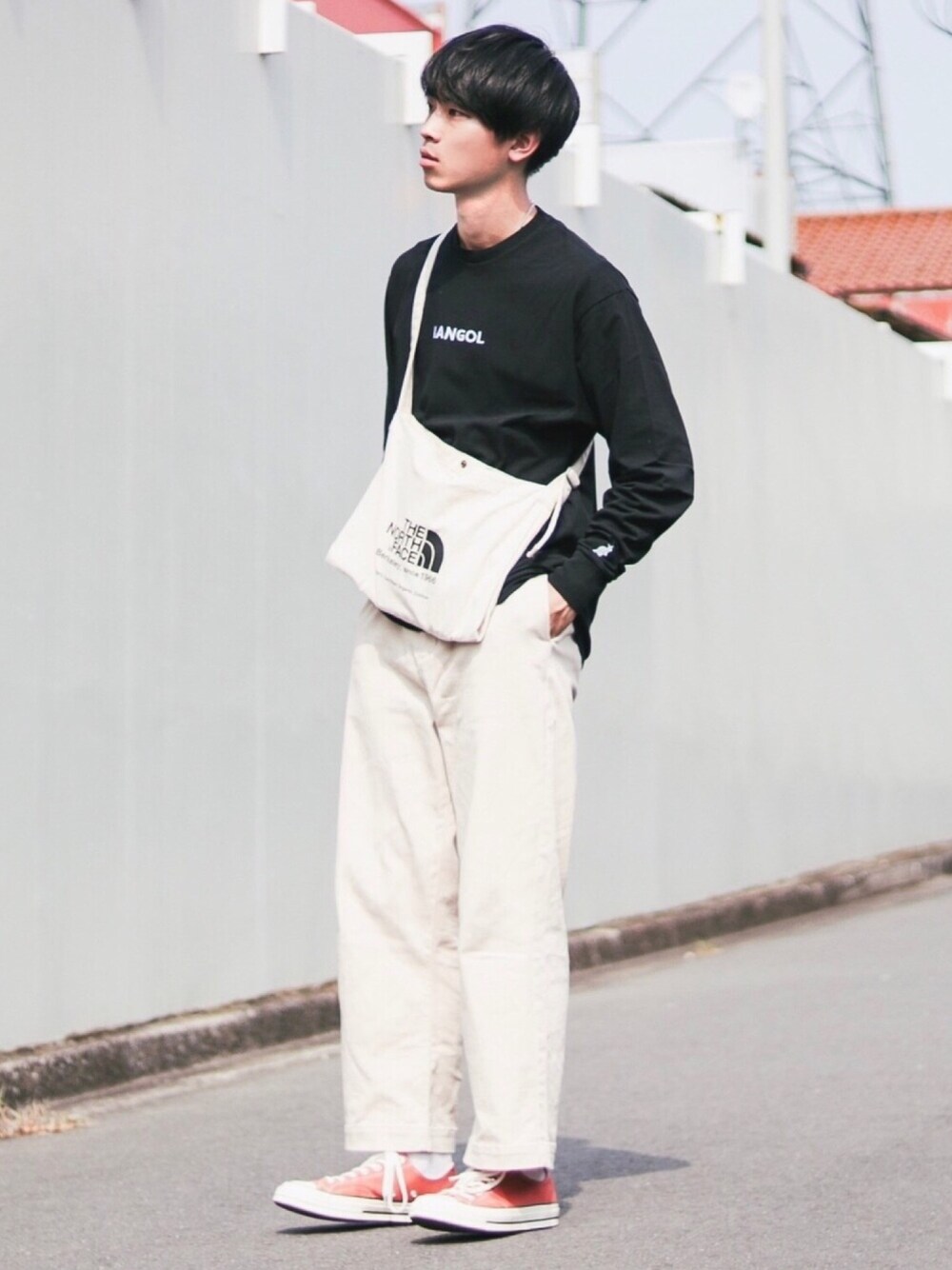 「KANGOL、MONO-MART、白パンツ、ロンT、THE NORTH FACE、ノースフェイス、コンバース、CT70s、秋のコーデ、大学生」｜「MONO-MARTのカツラギタックワイドパンツ テーパードヘビーオンスワイドチノ（チノパンツ、ベージュ系）」を使った、Suzuさん（メンズ・182cm）の夏コーディネートの1枚目の写真