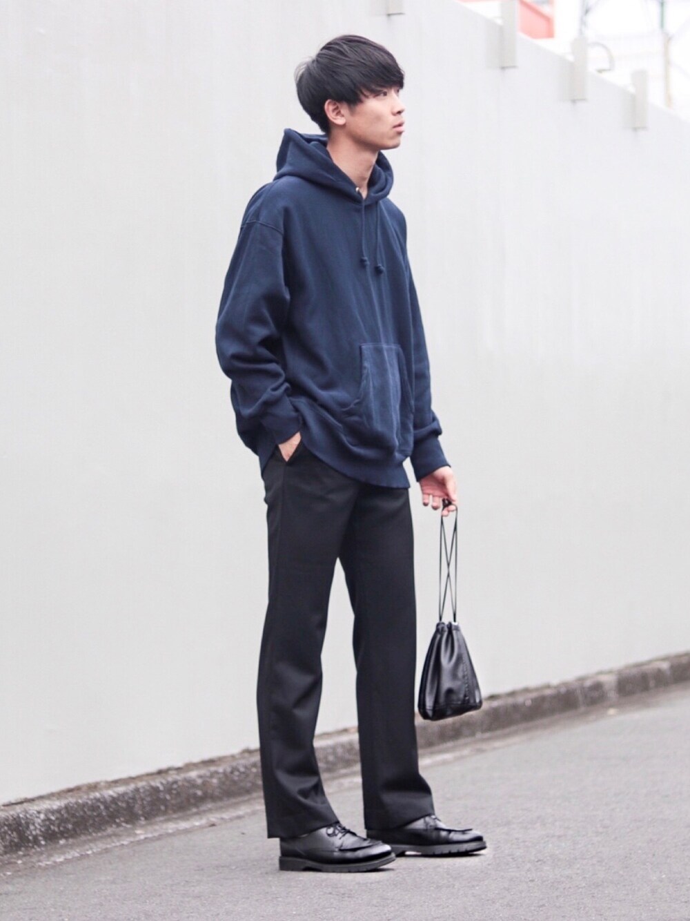 「シンプルコーデ、秋コーデ、パーカー、スラックス、革靴、巾着バッグ、GU、RYOTAKASHIMA、ブラック、シンプル」｜「GUのアイテム（パーカー、ブルー系）」を使った、Suzuさん（メンズ・182cm）の秋コーディネートの1枚目の写真