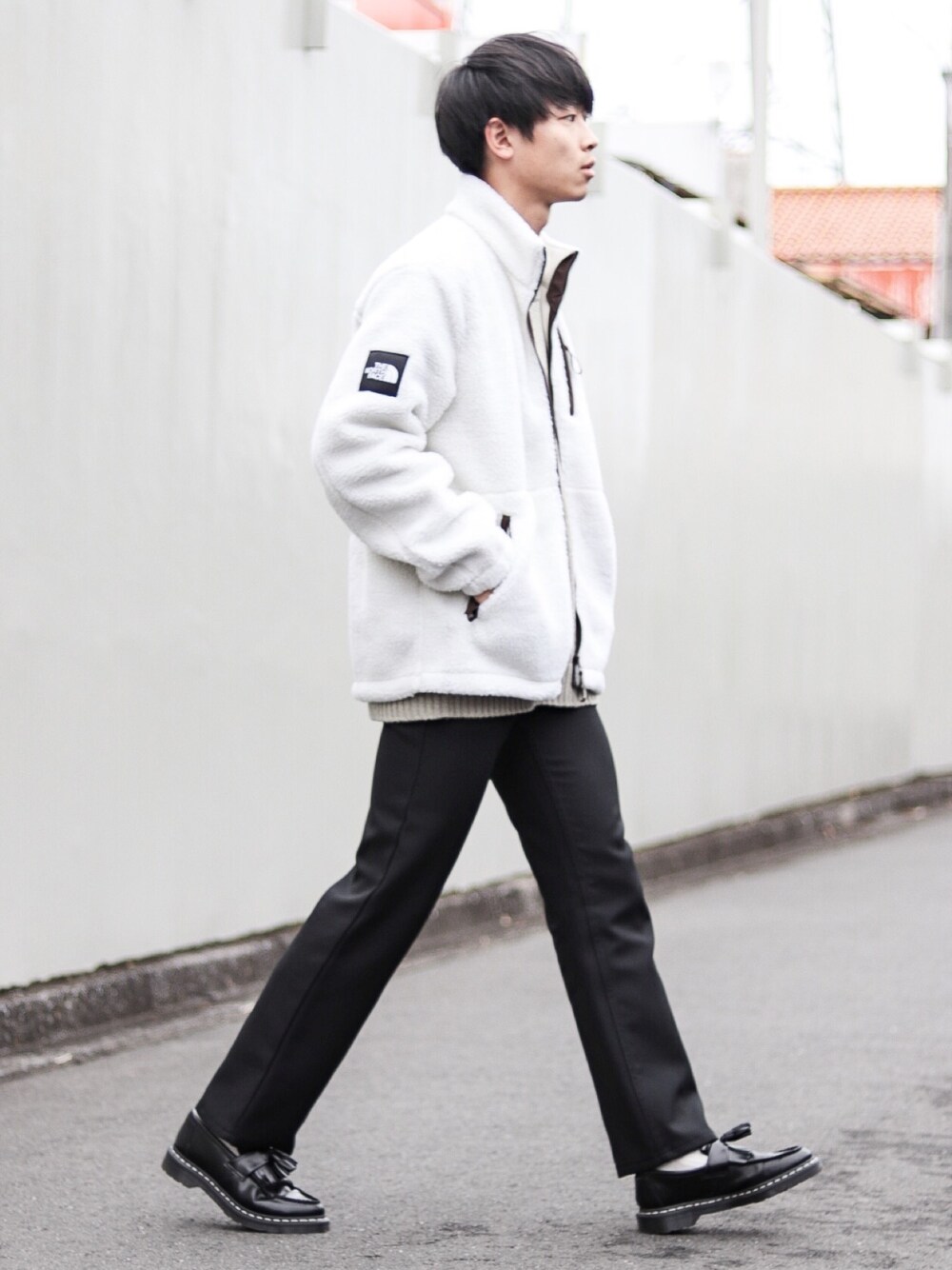「年末WEAR感謝祭、ボア、ボアブルゾン、スラックス、ローファー、タッセルローファー、ニット、crepuscule、THE NORTH FACE、thenorthfacewhitelabel」｜「THE NORTH FACEのアイテム（ブルゾン、ホワイト系）」を使った、Suzuさん（メンズ・182cm）の冬コーディネートの1枚目の写真