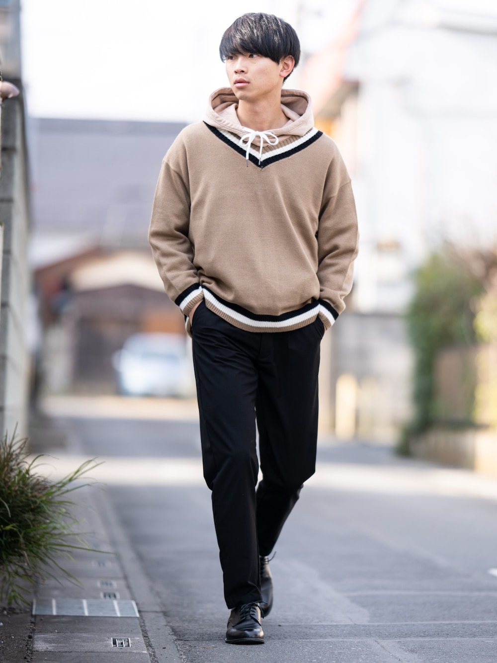 「パーカー、ベージュ、チルデンニット、ニット、スラックス、革靴、大学生、Herden、INTERFACTORY」｜「INTER FACTORYのWEARISTA Suzu × INTER FACTORY　ヨーク付きステッチパーカー（パーカー、ベージュ系）」を使った、Suzuさん（メンズ・182cm）の冬コーディネートの1枚目の写真