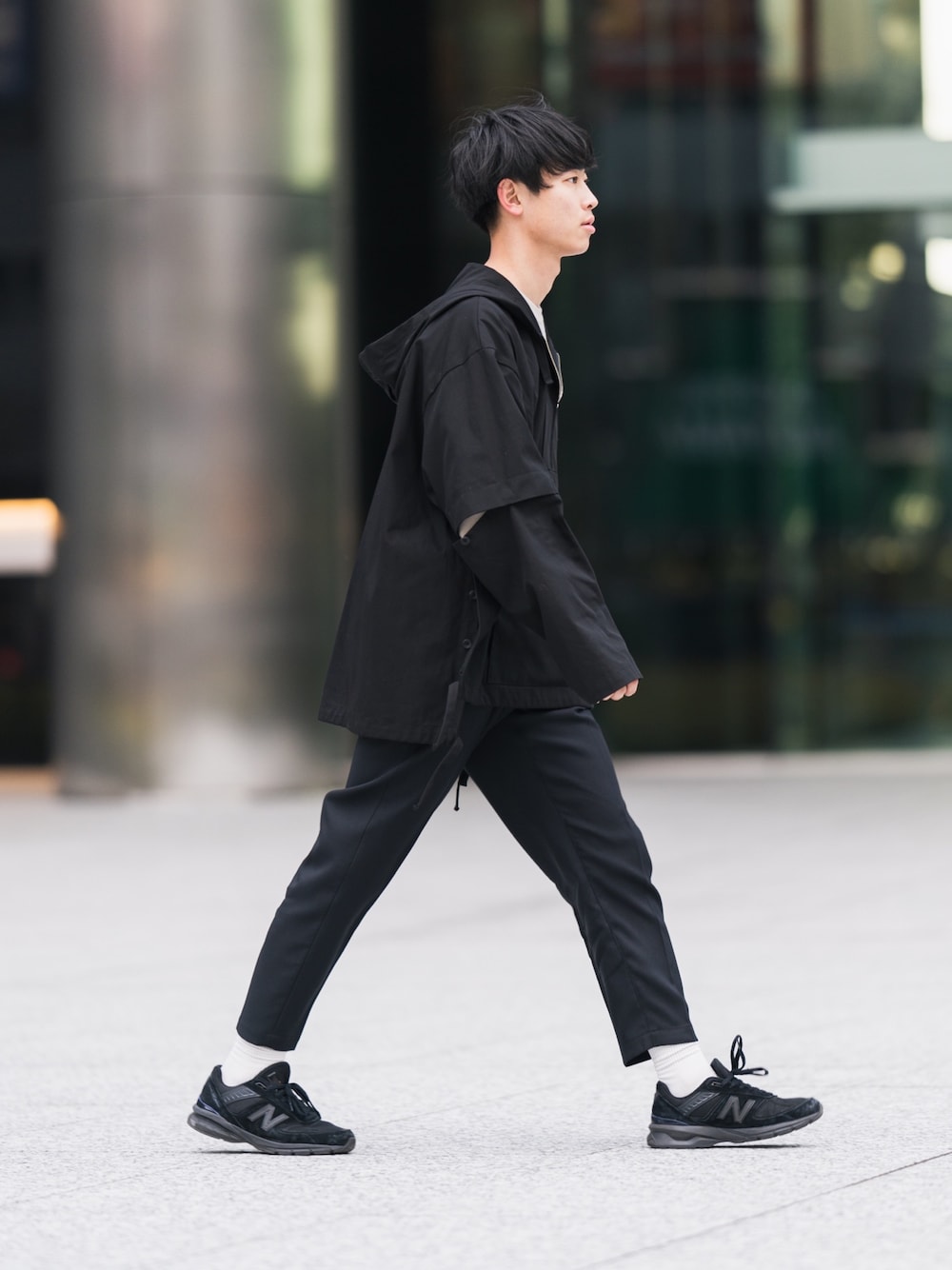 「stein、アノラックパーカー、シュタイン、mrolive、New Balance、990v5、スラックス、オールブラック、パーカー、春コーデ」｜「steinのアイテム（マウンテンパーカー、ブラック系）」を使った、Suzuさん（メンズ・182cm）の冬コーディネートの1枚目の写真
